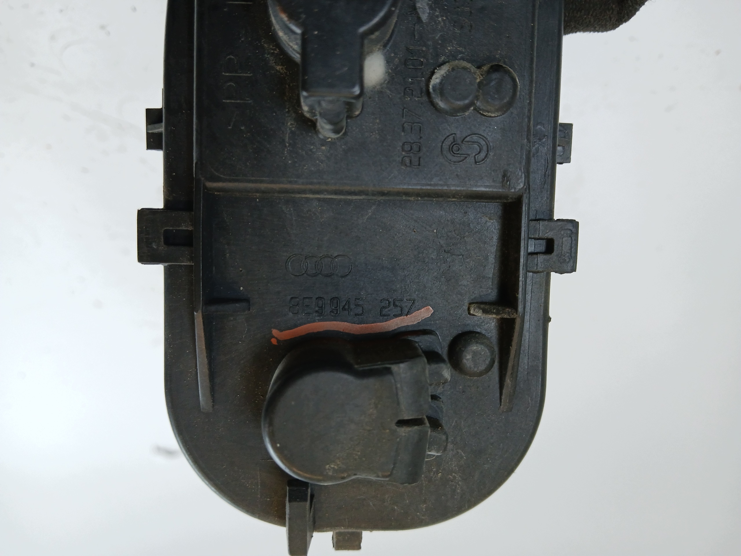 AUDI A4 B6 KOMBI AVANT scheinwerfereinsatz links heck 8E9945257