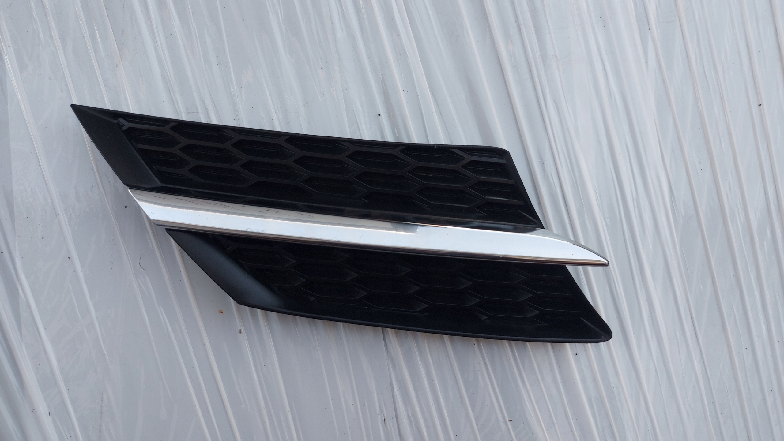 grid of a bumper right front TOYOTA RAV4 IV 12-15