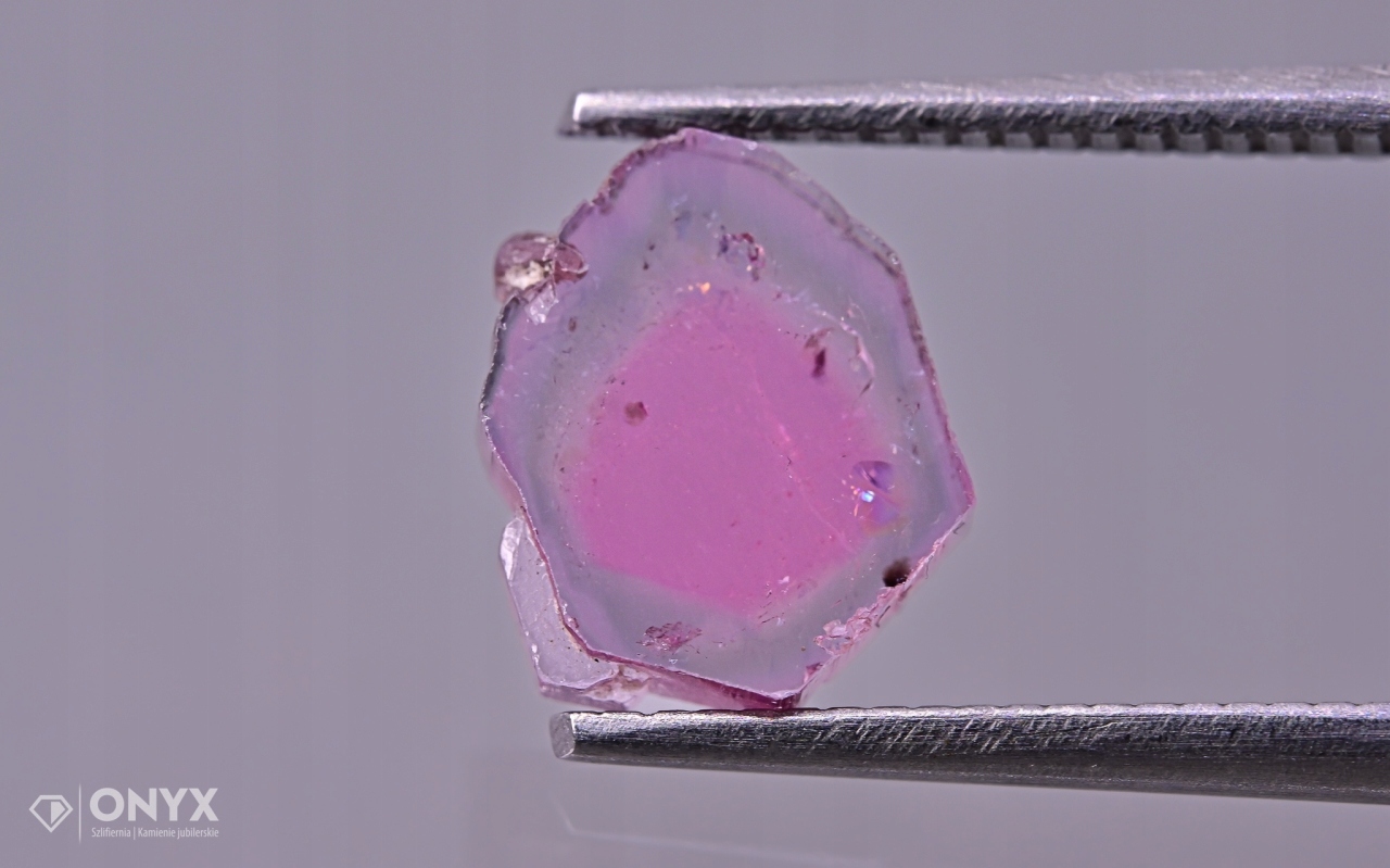 Turmalín nepravidelná deska 8x6,5 mm