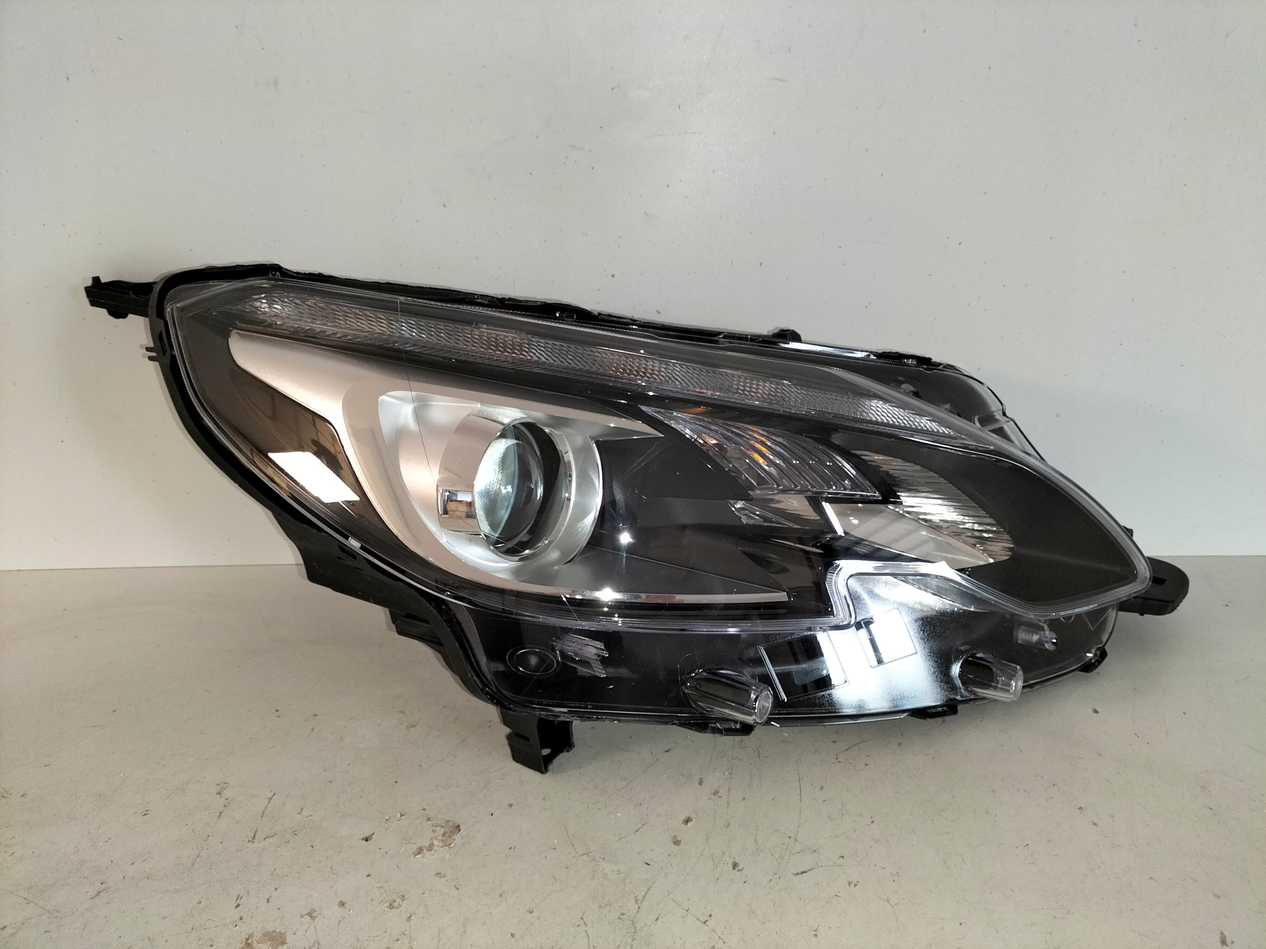 light front reflektor right PEUGEOT 2008 and LIFT 16-19