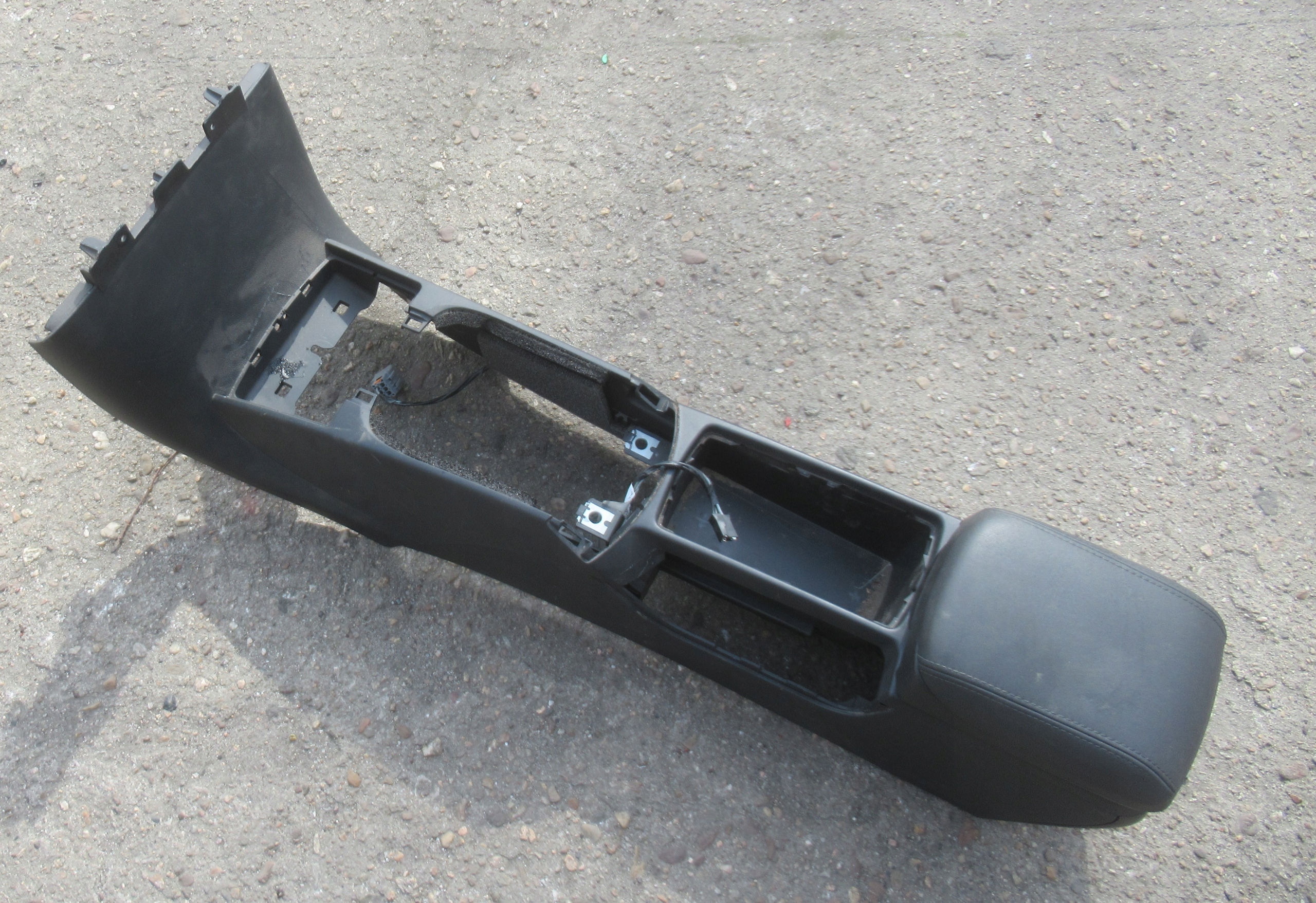 VOLVO V50 2.4 D 06R KOMBI TUNEL central armrest