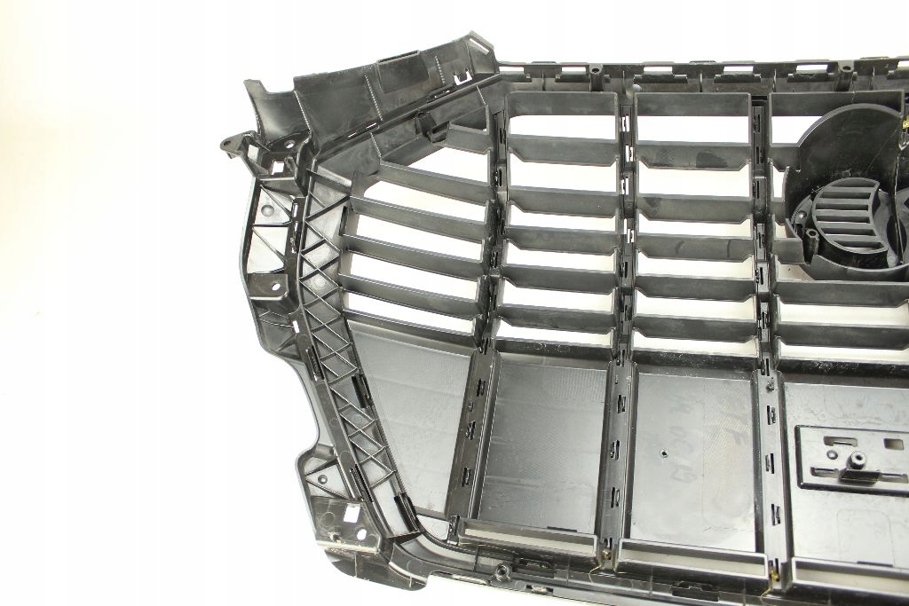 решетка радиатора Q3 II черный 2018- 83A853651B