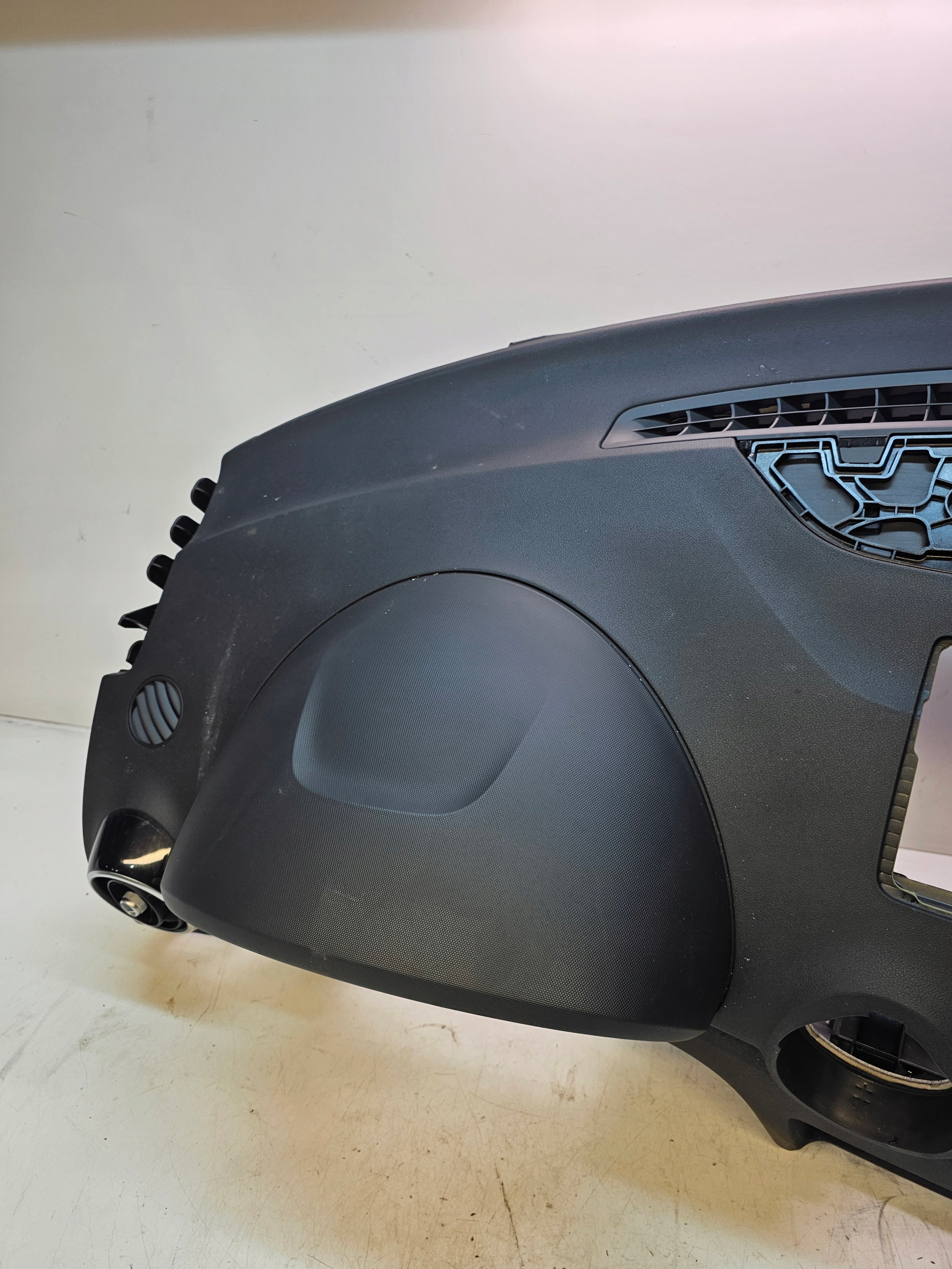 dashboard cockpit console AUDI A1 8X damaged 8X1857033