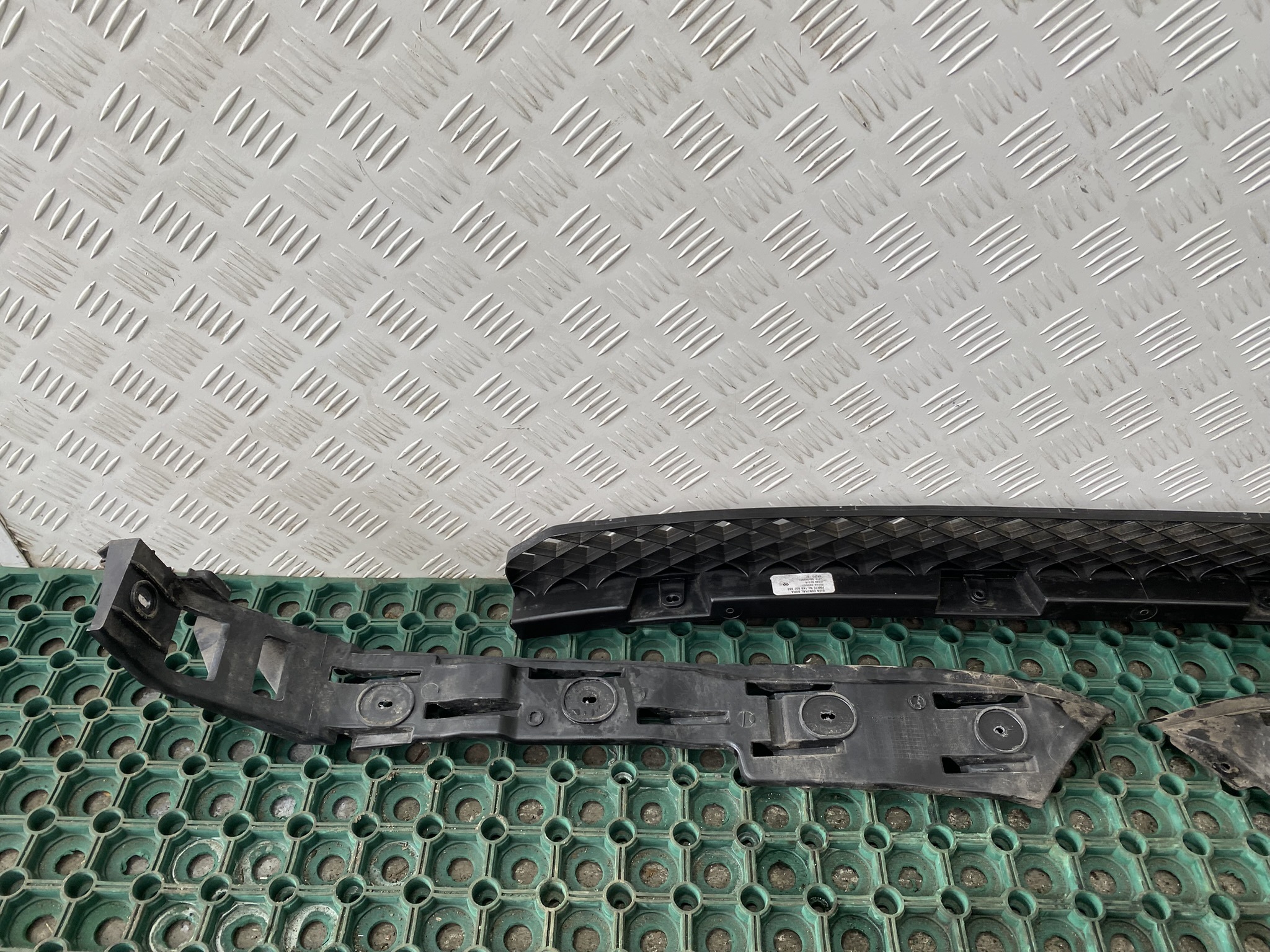 VW GOLF V 03-08 KOMBI bumper bracket rear left right central running board 3SZT.