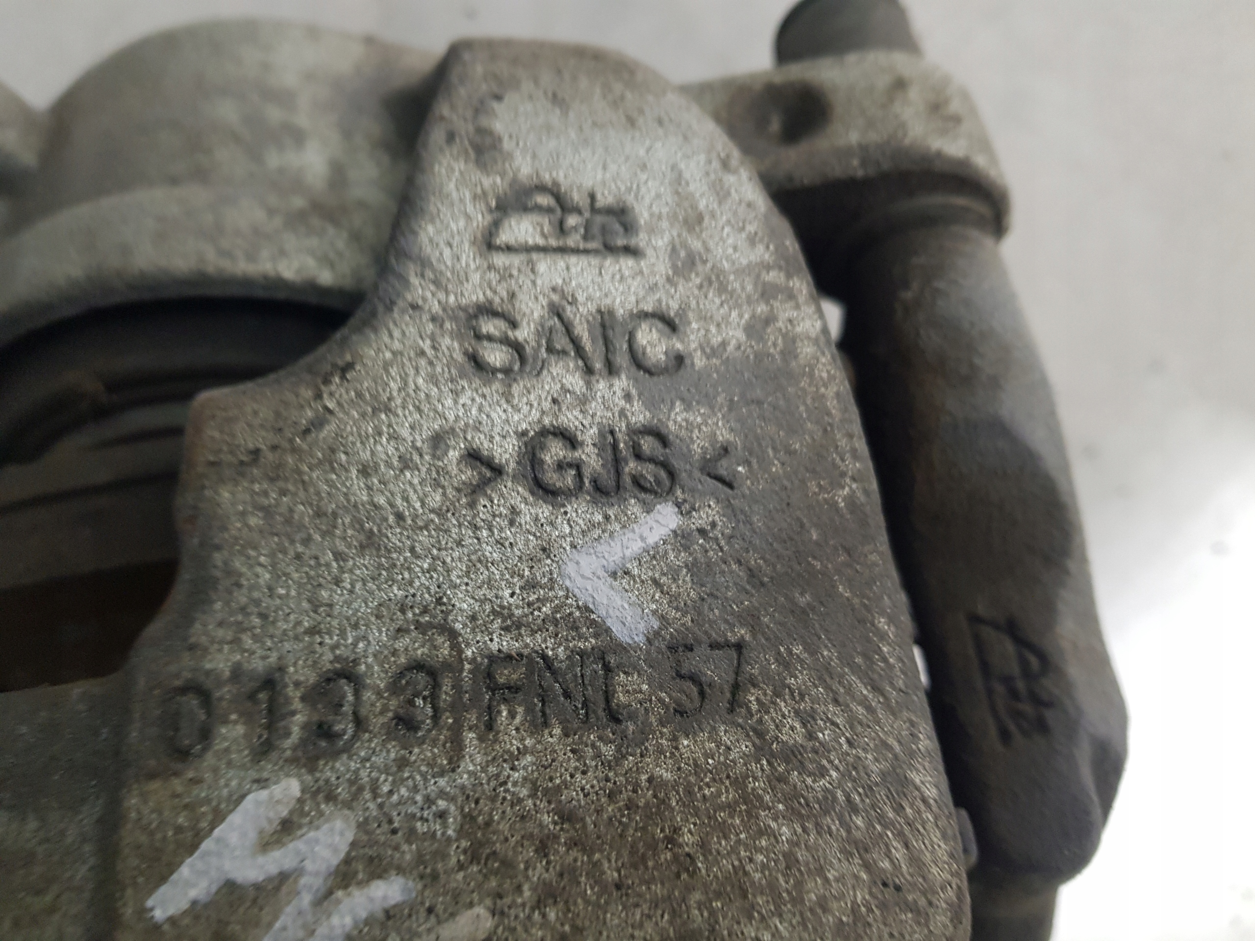 třmen brzdový levý předek přední MG 4