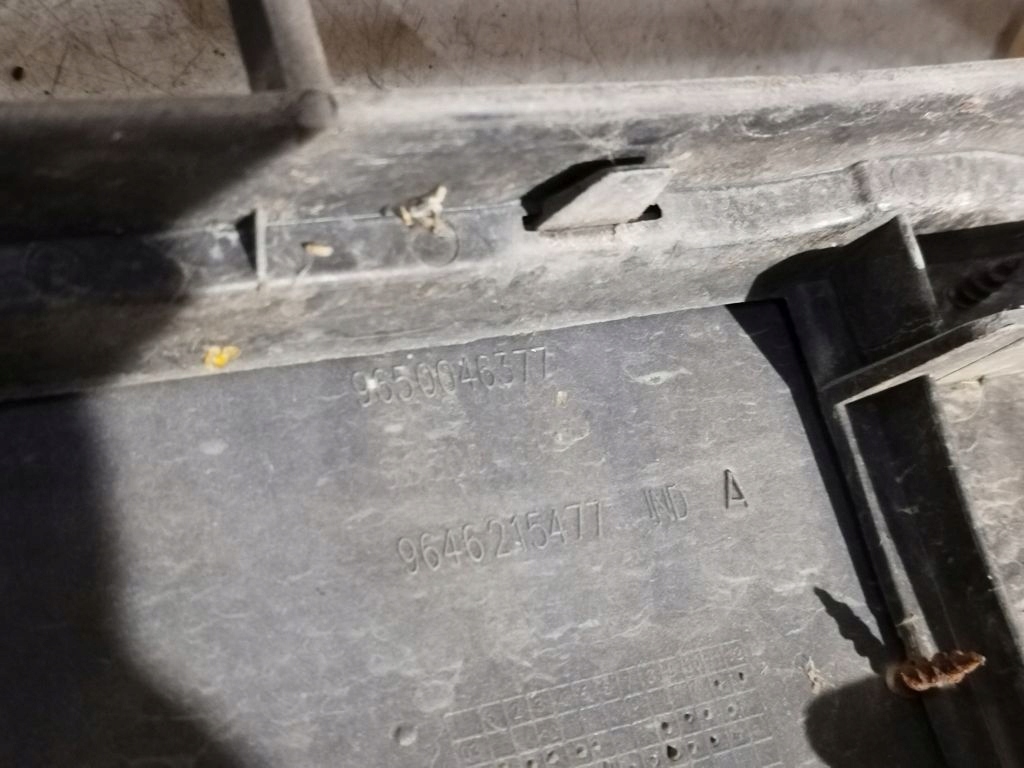 Citroen C4 a nárazník předek přední LQQ