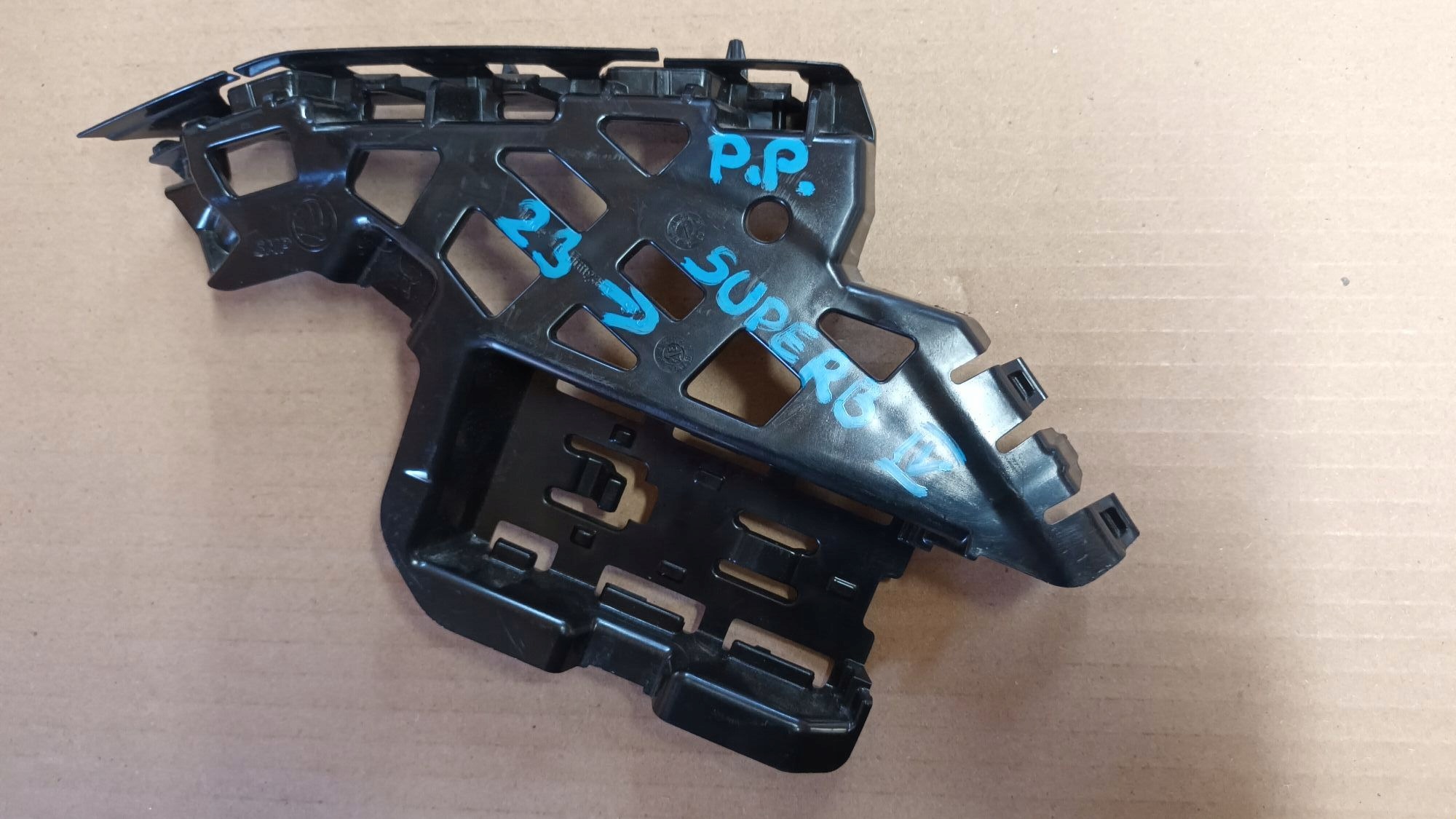right bumper bracket of the front SKODA SUPERB IV 2023->