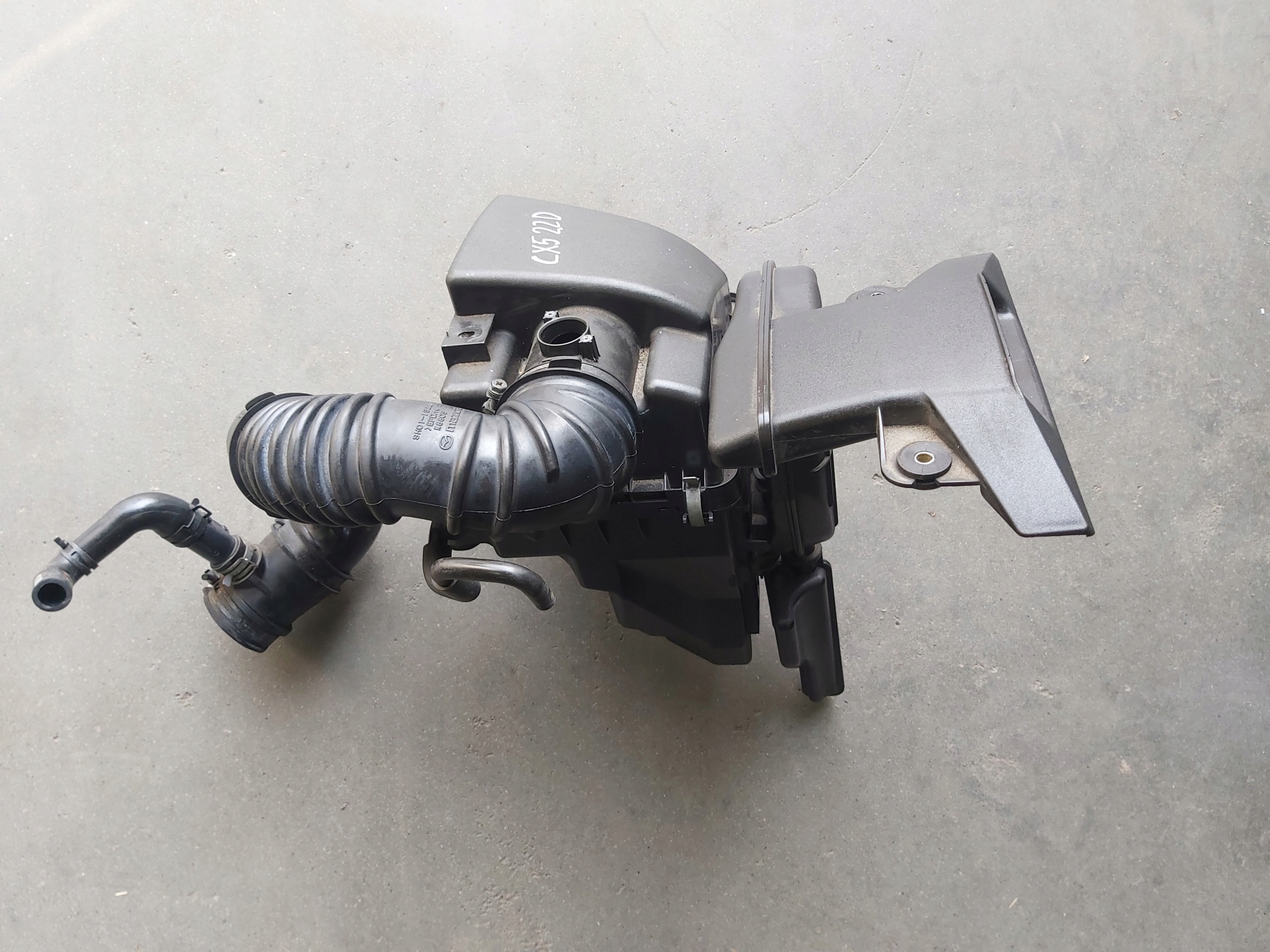 SH01-133AX - КОРПУС ПОВІТРЯНОГО ФІЛЬТРА ТРУБА MAZDA CX-5 CX5 2.2 D