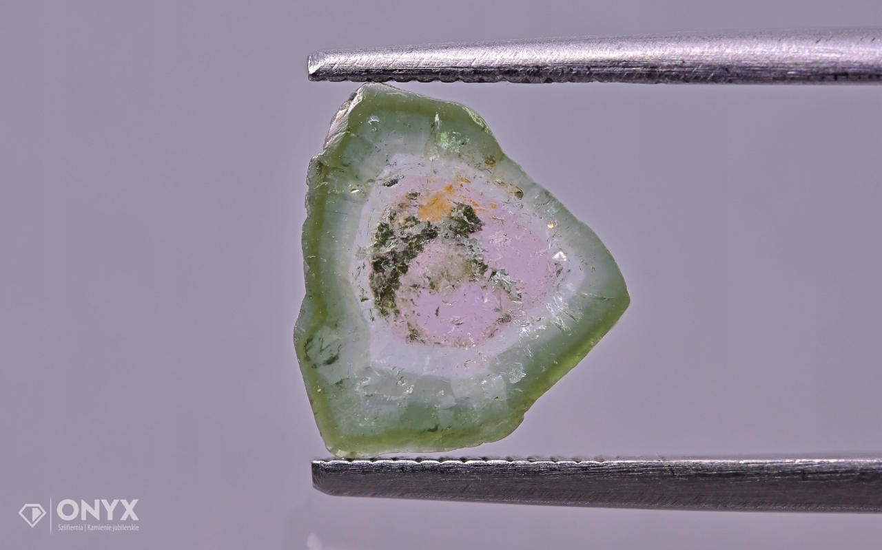 Turmalín nepravidelná deska 10x9 mm