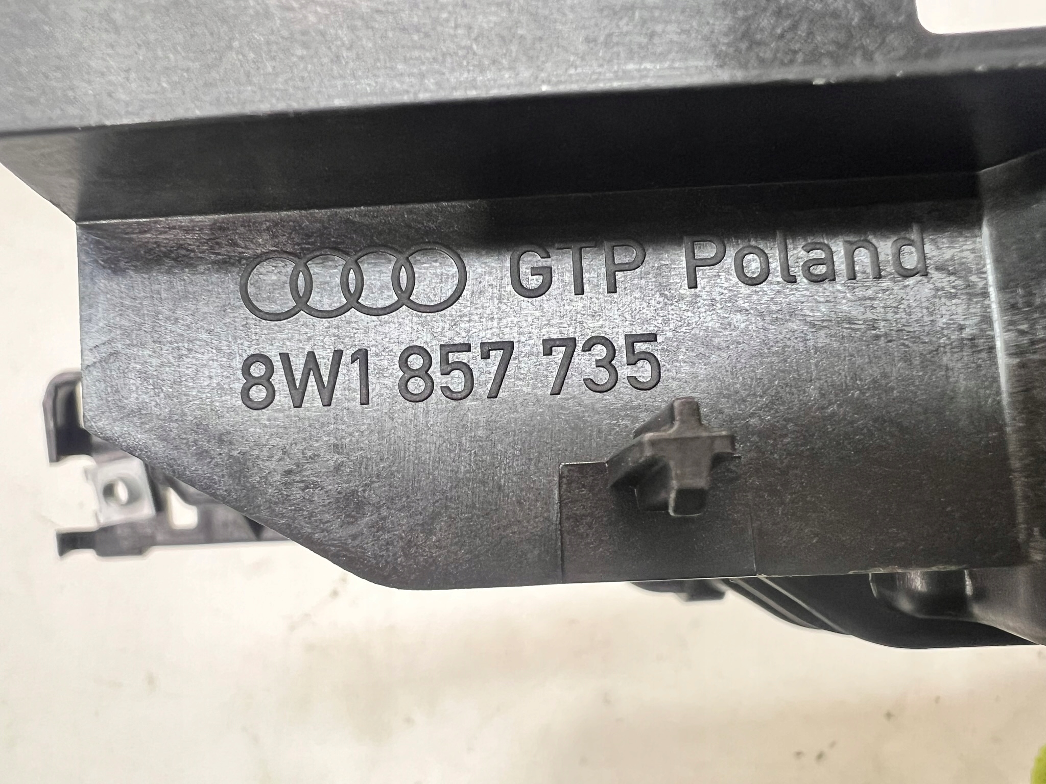 Support plaque WYSWIETLACZA AUDI A4 B9 8W1857735