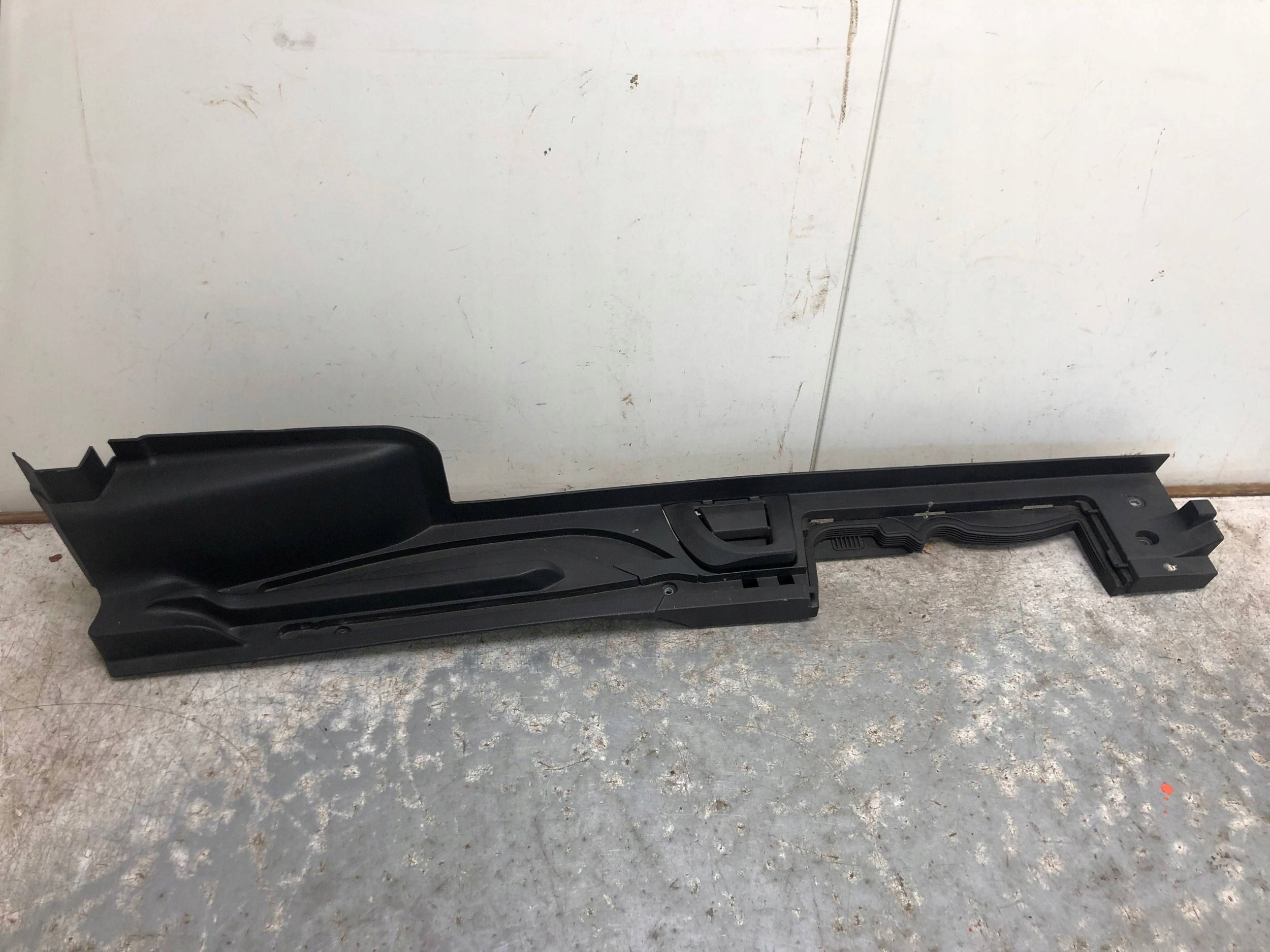 moulding boot left rear part VW PASSAT B8 KOMBI 3G9858831