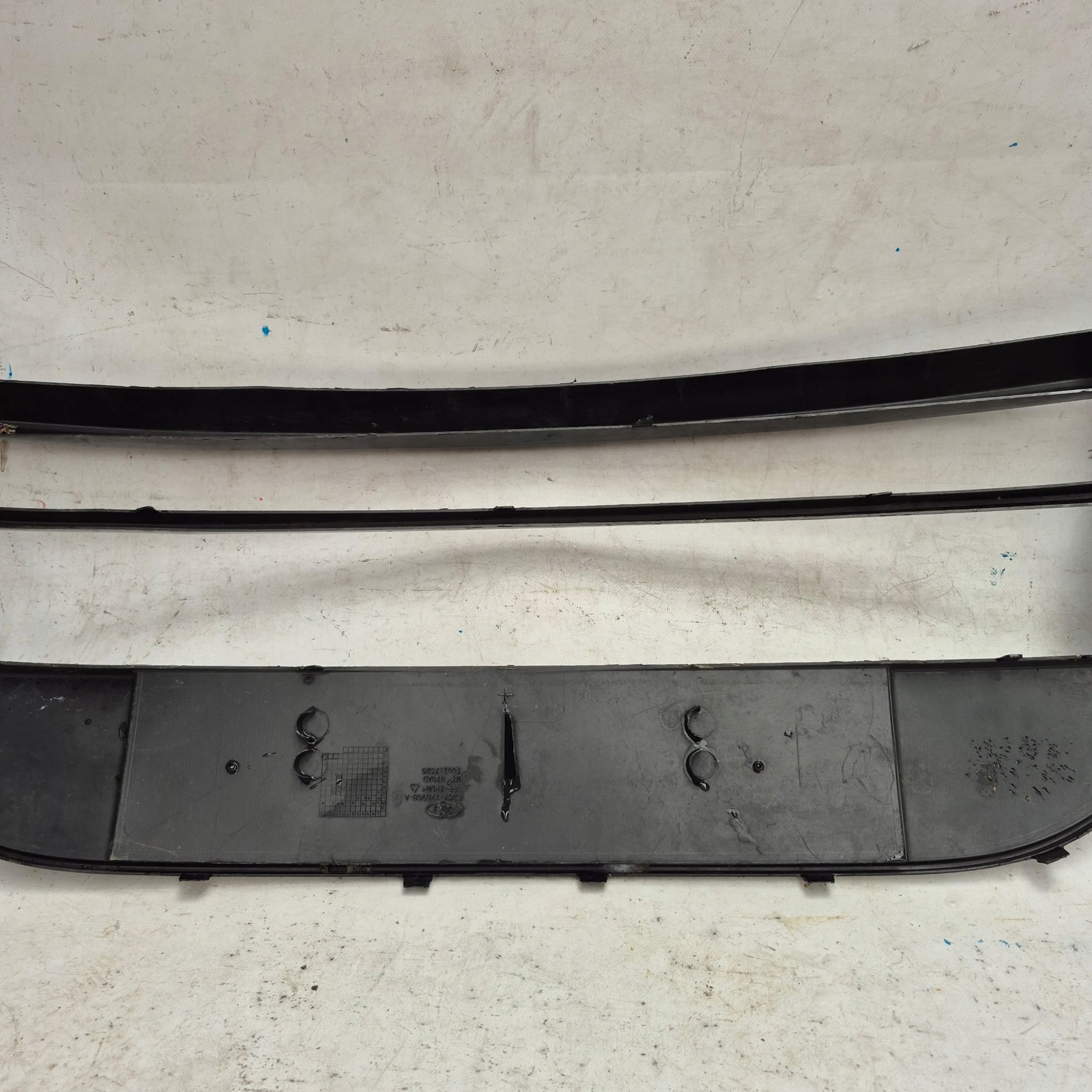 FORD FOCUS MK2 RS 09- grill grille radiator grid central 9M5Y-17B968-A