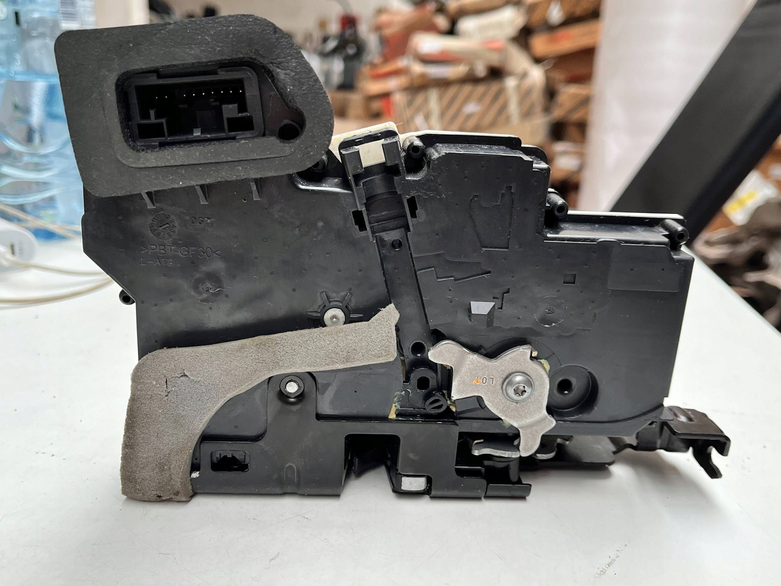 AUDI A6 C8 lock door left rear part 4K0839015R !J