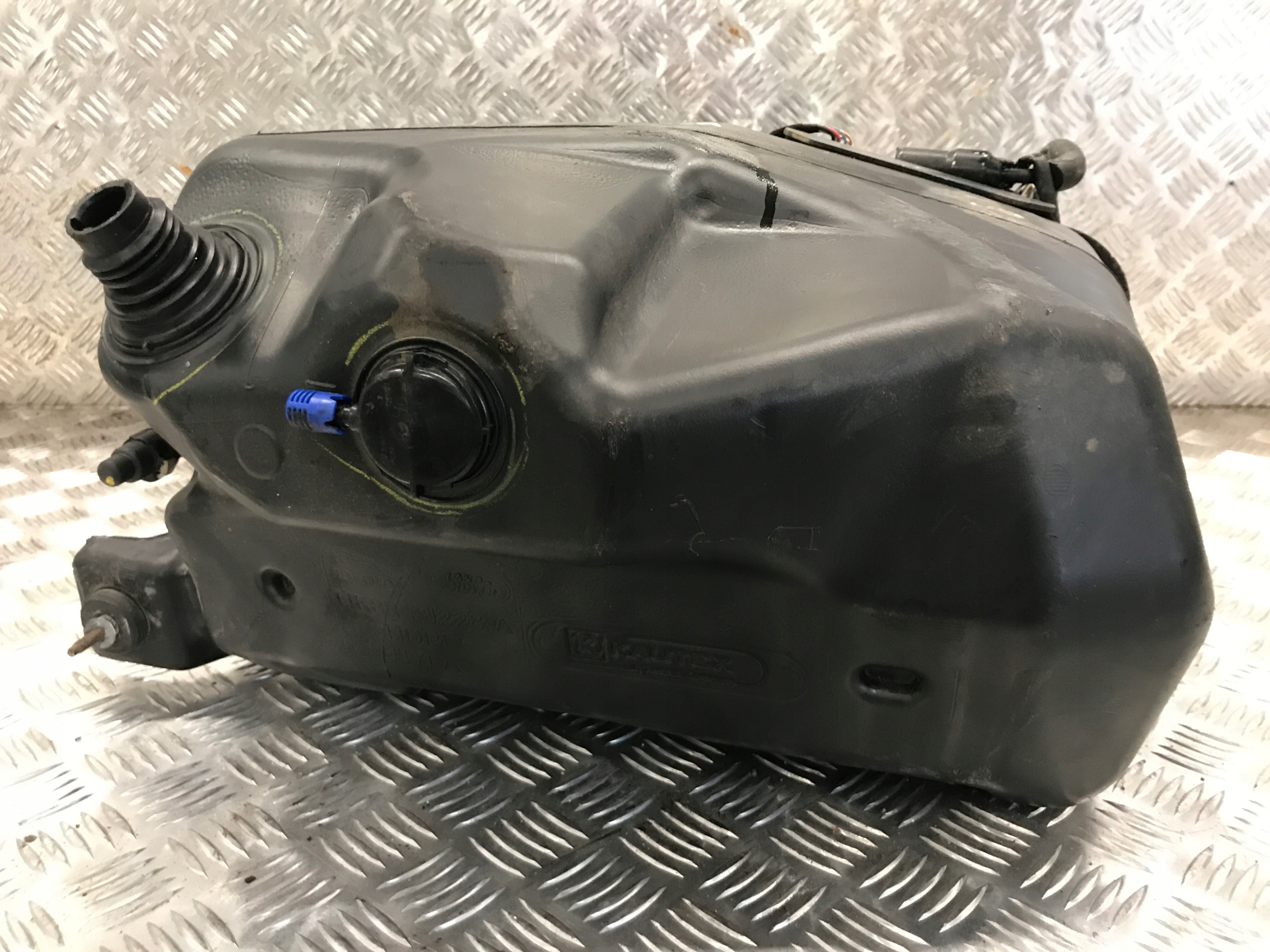 HK83-5J228-A - VELAR L560 F-PACE X761 бак ADBLUE в сборе