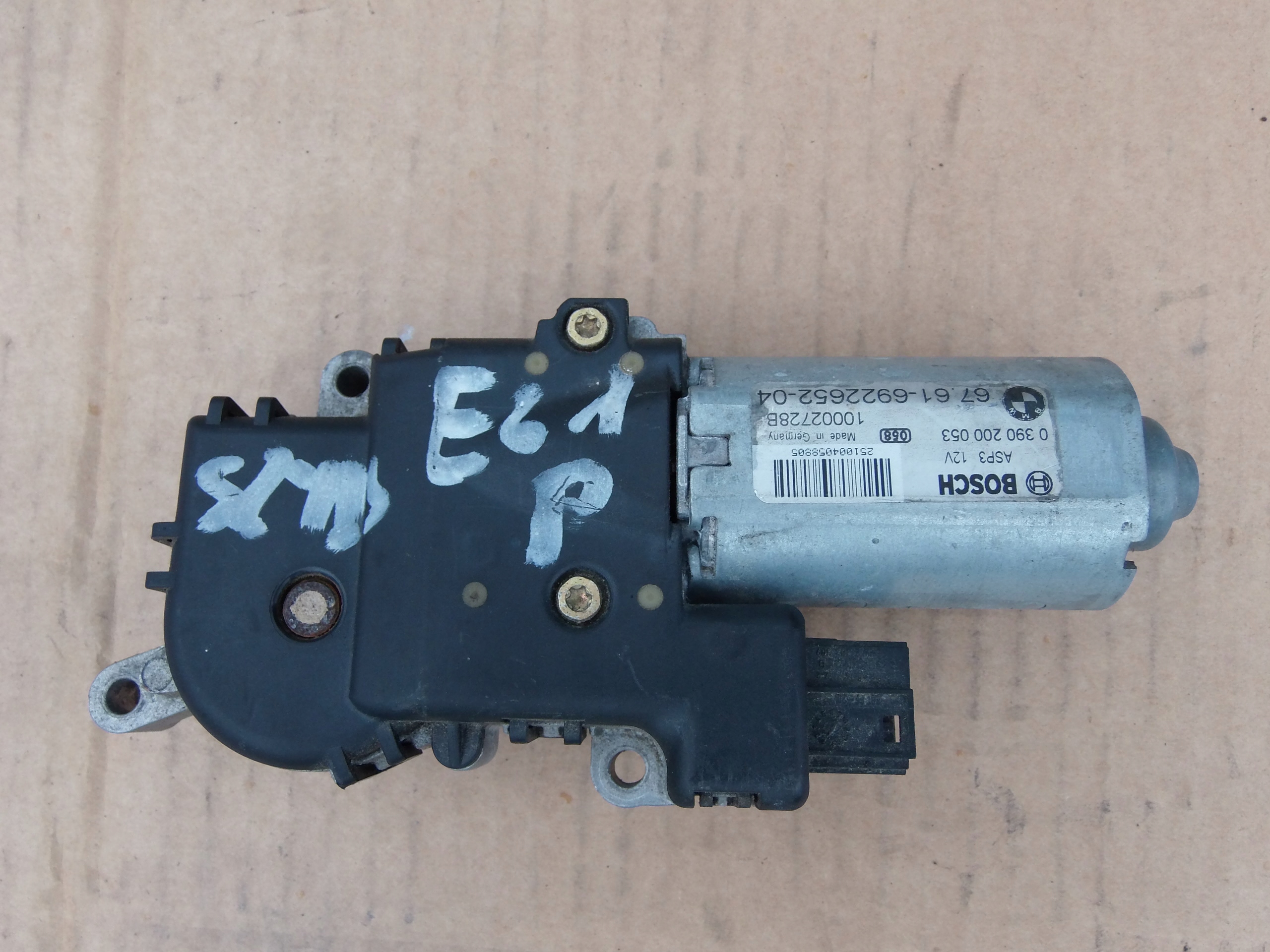 SILNICZEK SZYBERDACHU PRZÓD BMW E61 0390200053