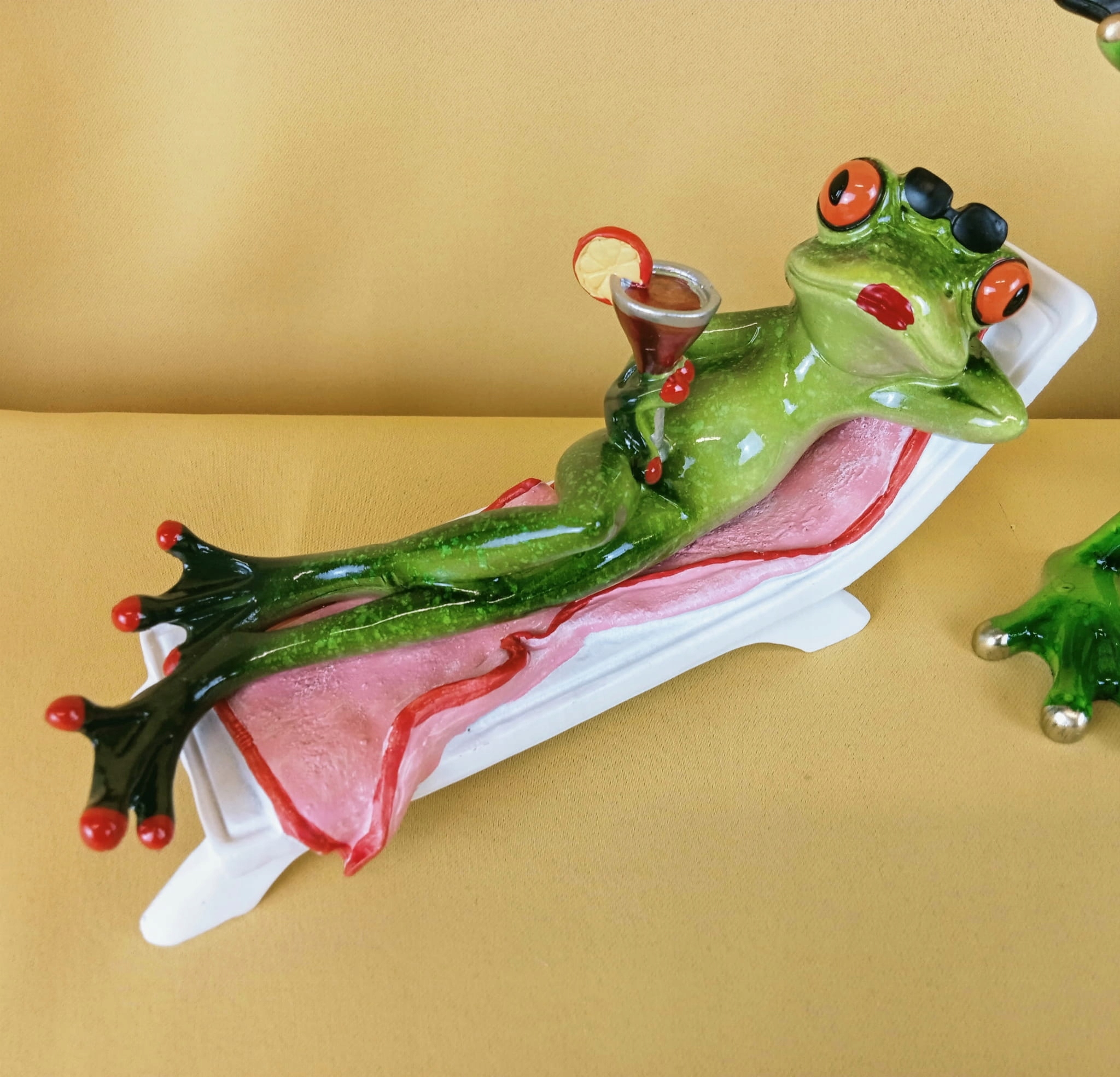 FIGURKA ŻABA NA LEŻAKU Z DRINKIEM Kod producenta 118551