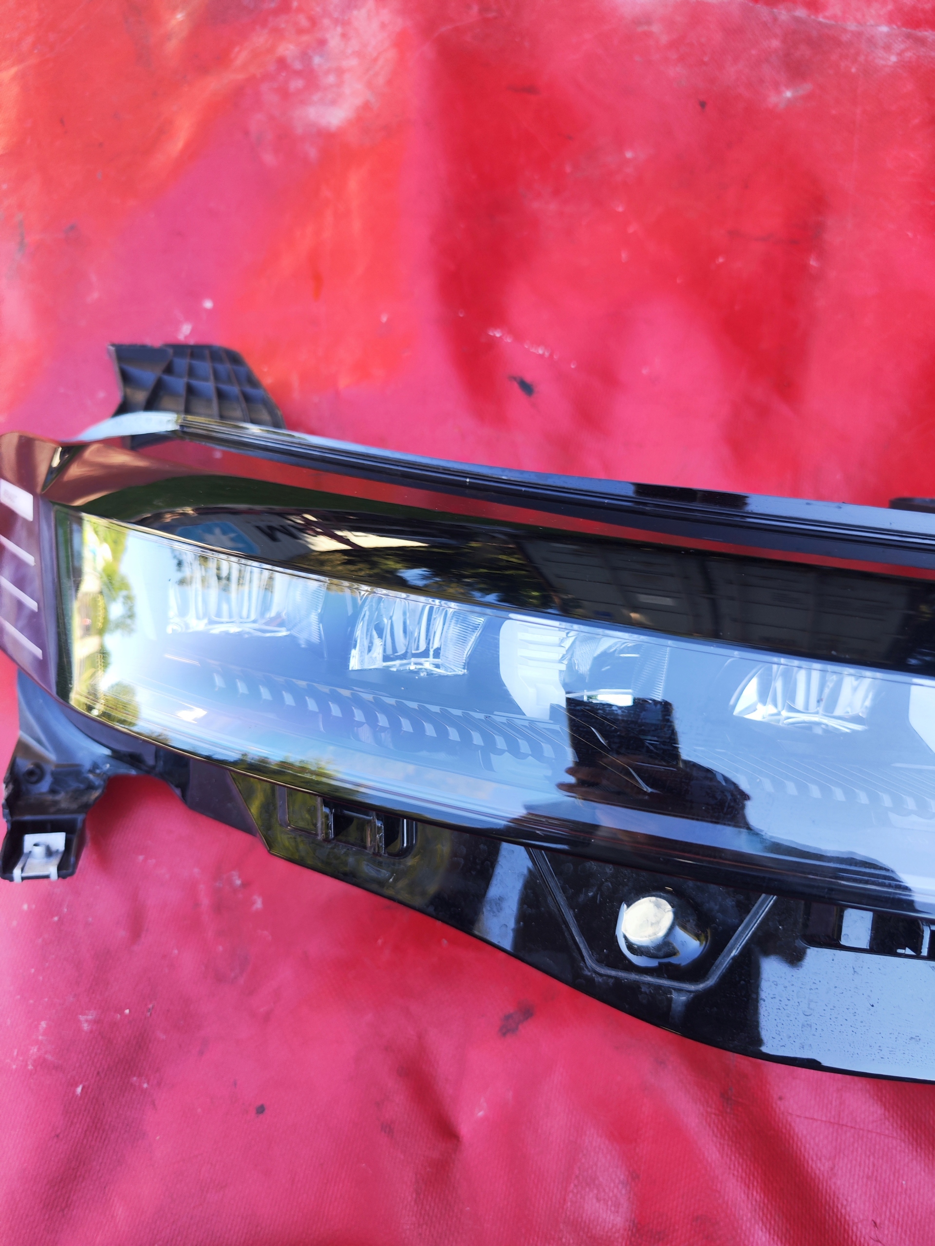 light right front Renault Megane E-Tech EV Black Edition 260109843R