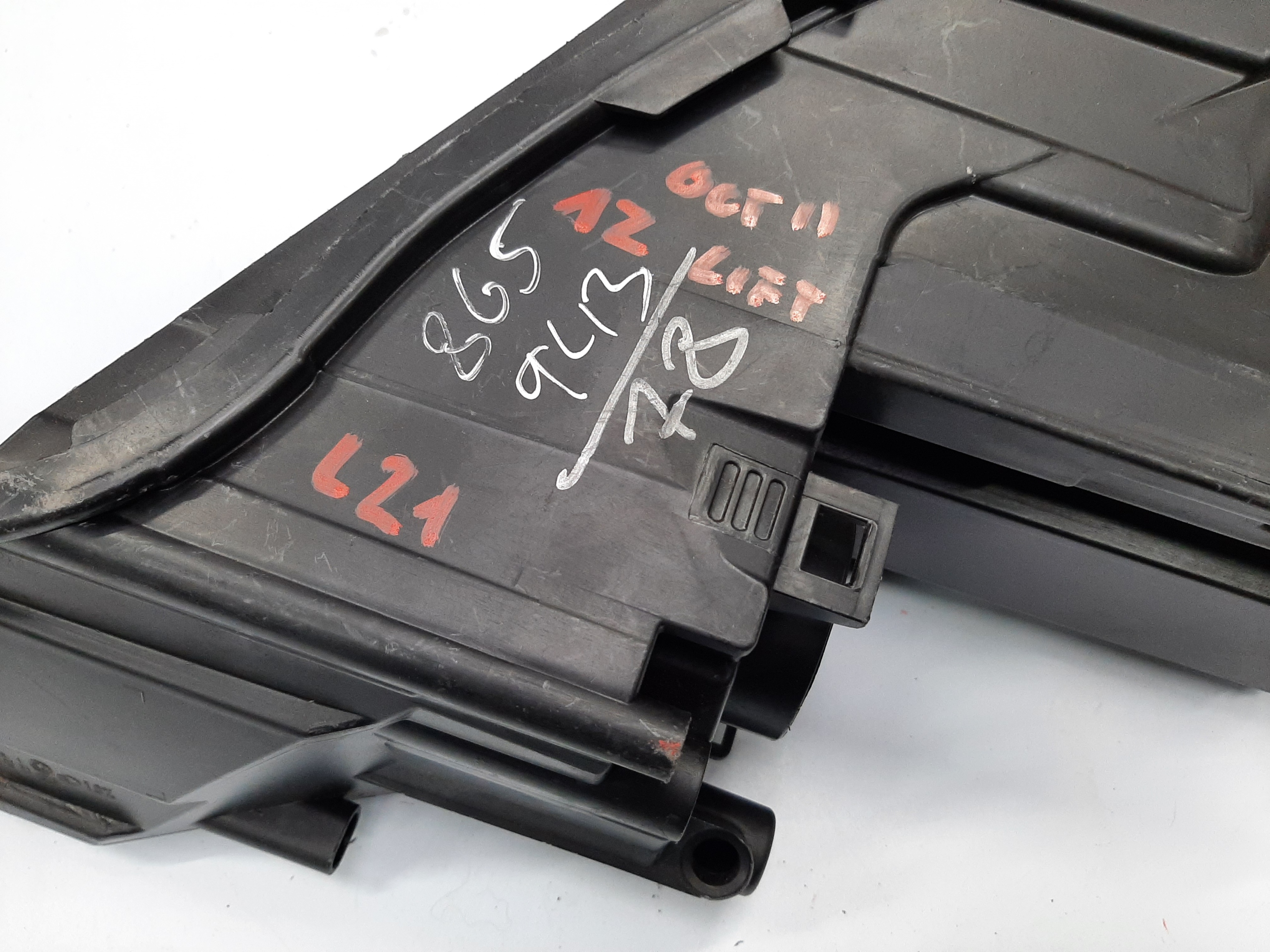 SKODA OCTAVIA II LIFT OBUDOWA PUSZKA REFLEKTORA PRAWA Numer katalogowy części SKODA OCTAVIA II LIFT OBUDOWA REFLEKTORA