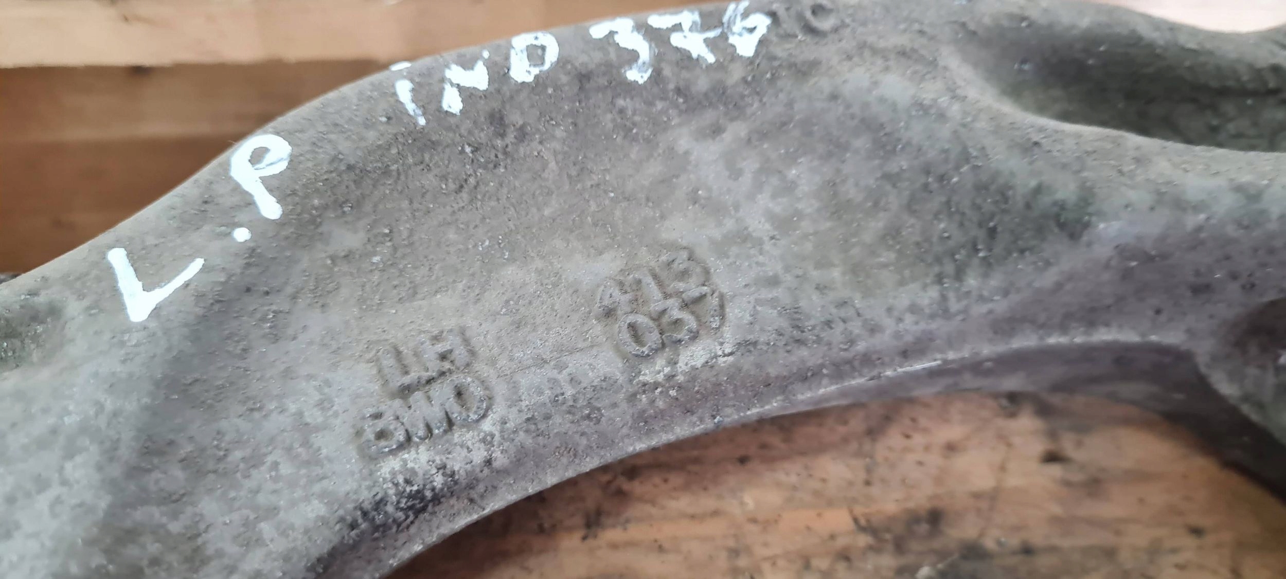 A4 B9 8W WIDELEC bracket of a shock absorber left front 8W0413037E A5 8W