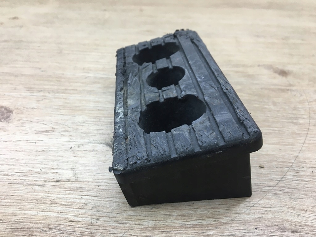 PODPORKA PROGU PODNOSZENIA TESLA X 1045887 00 B Part number 1045887 00 B