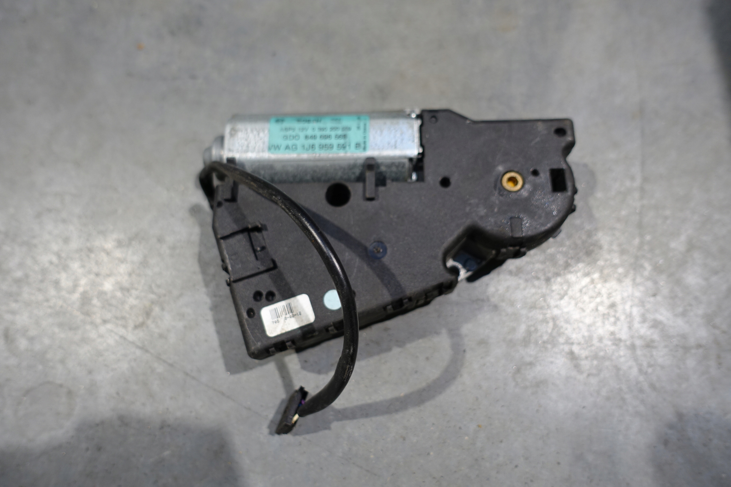 1J6959591B - VW NEW BEETLE 1C0 ДВИГУН ЛЮКА