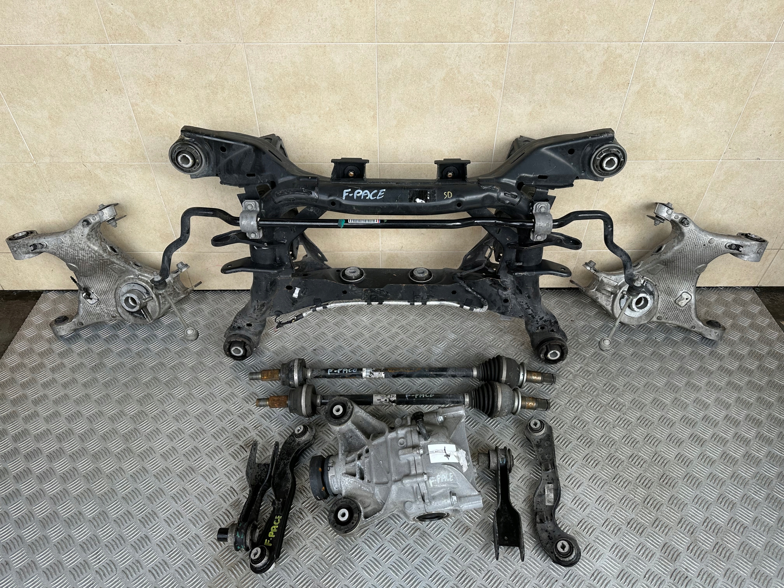 KOŁYSKA TYLNA JAGUAR F-PACE 2.0 BZ 2019 ROK