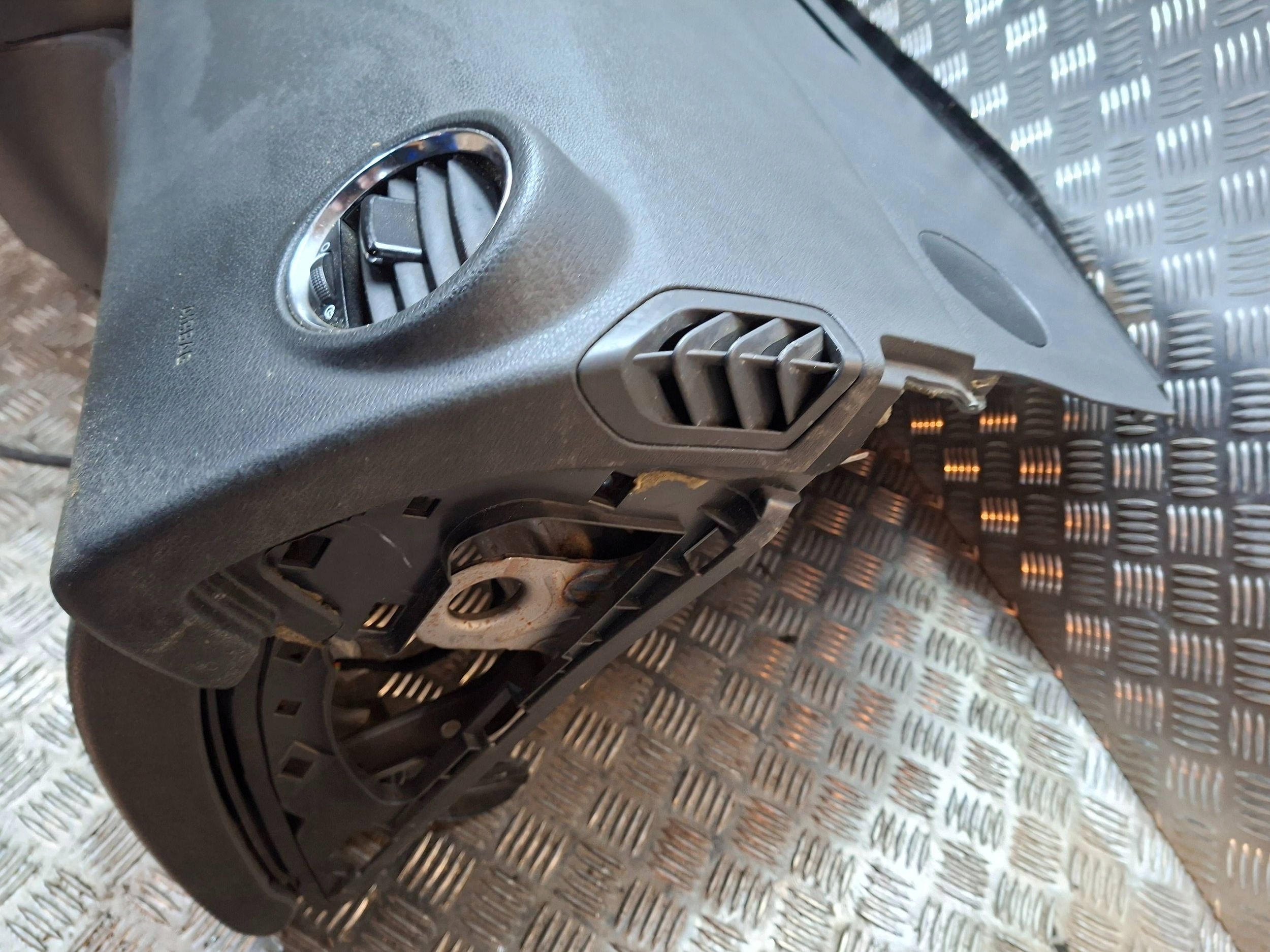 торпеда консоль 9803188580 peugeot 3008 и 5008 2009-