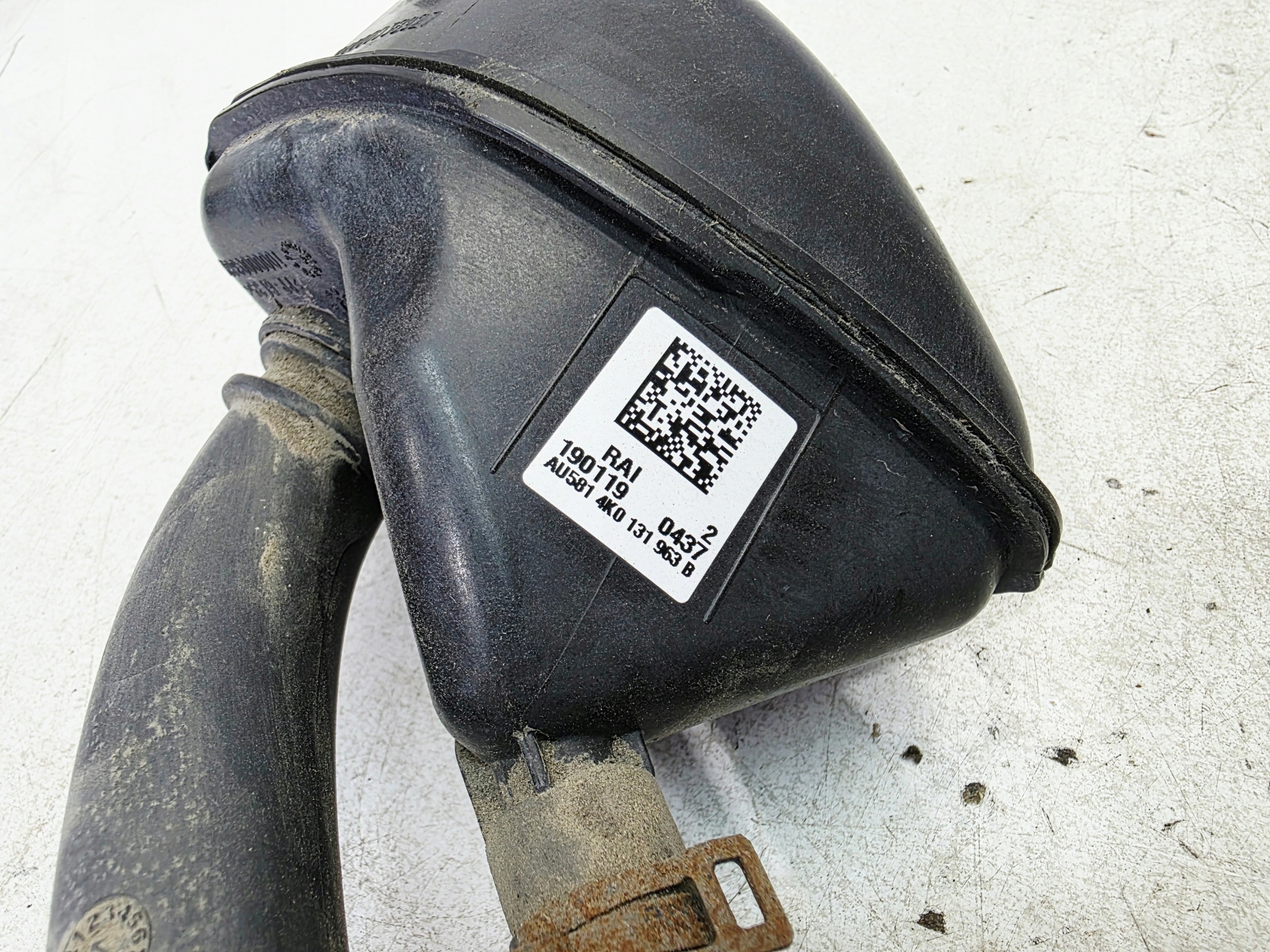 WLEW LIQUIDO SRODKA REDUKUJACEGO AUDI A6 C8 4K0131963B