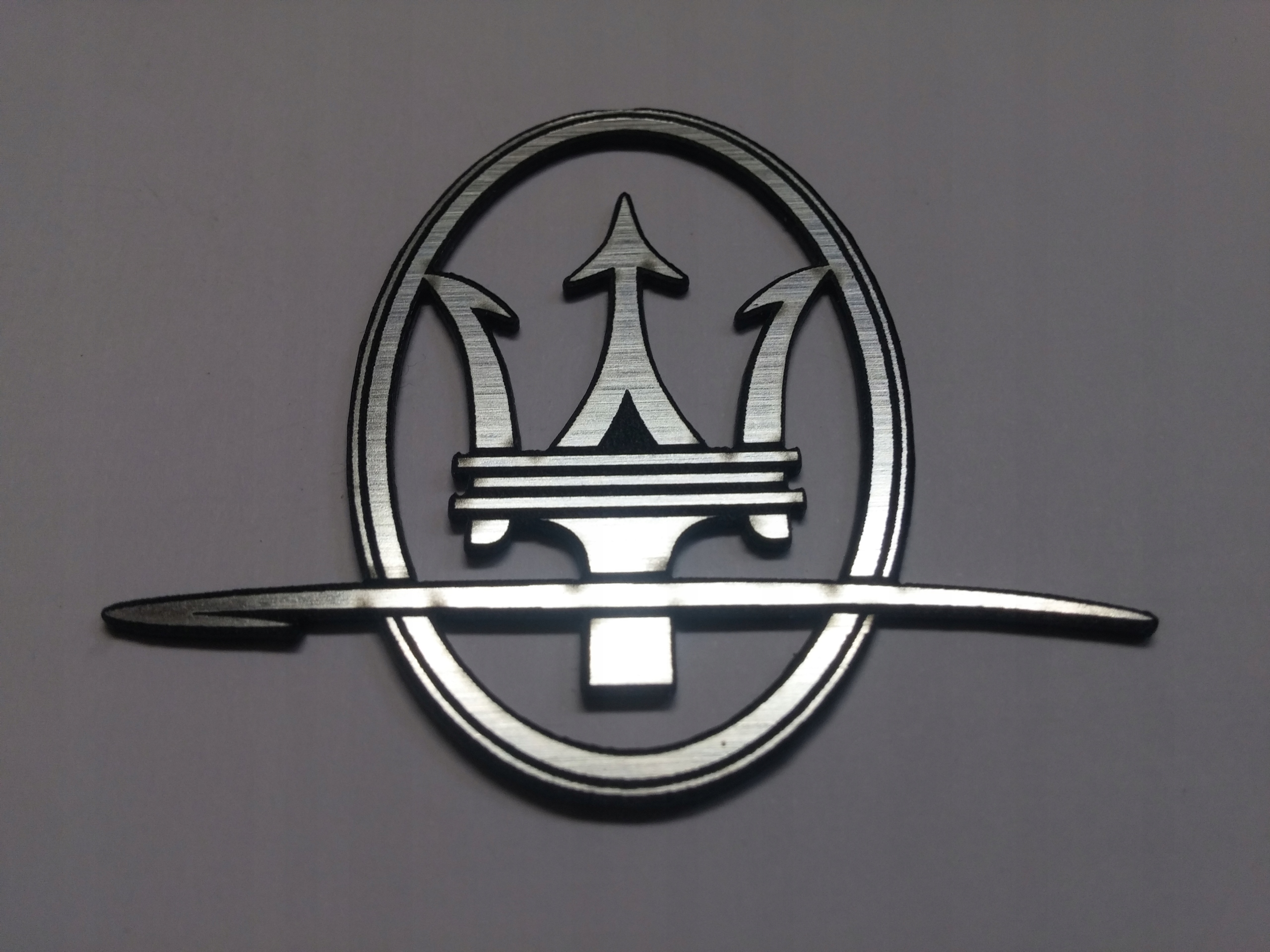 

Maserati naklejka emblemat 52 x 50 mm*SREBRNA