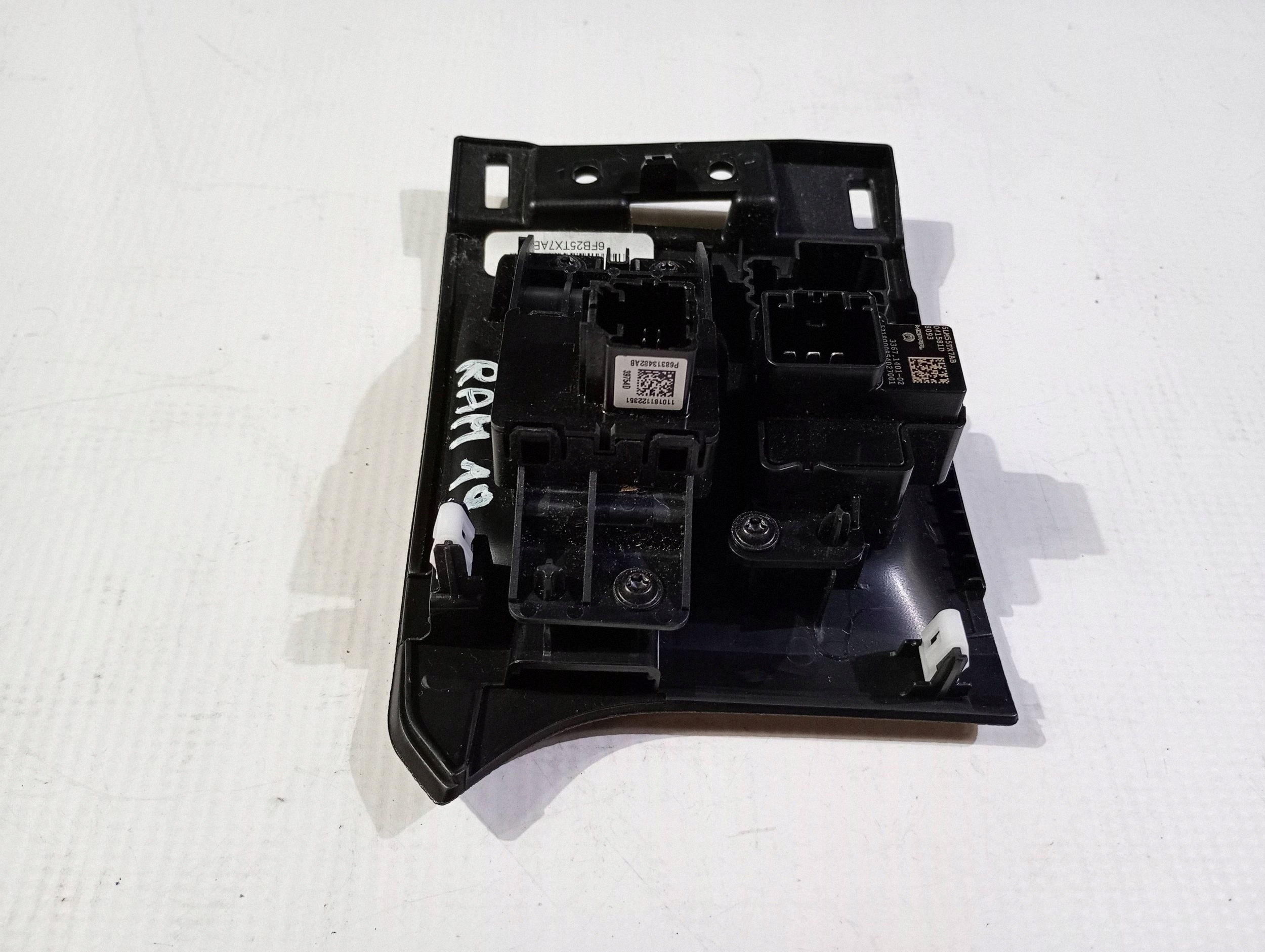 button switch guzik electric brake Dodge RAM 1500 2019