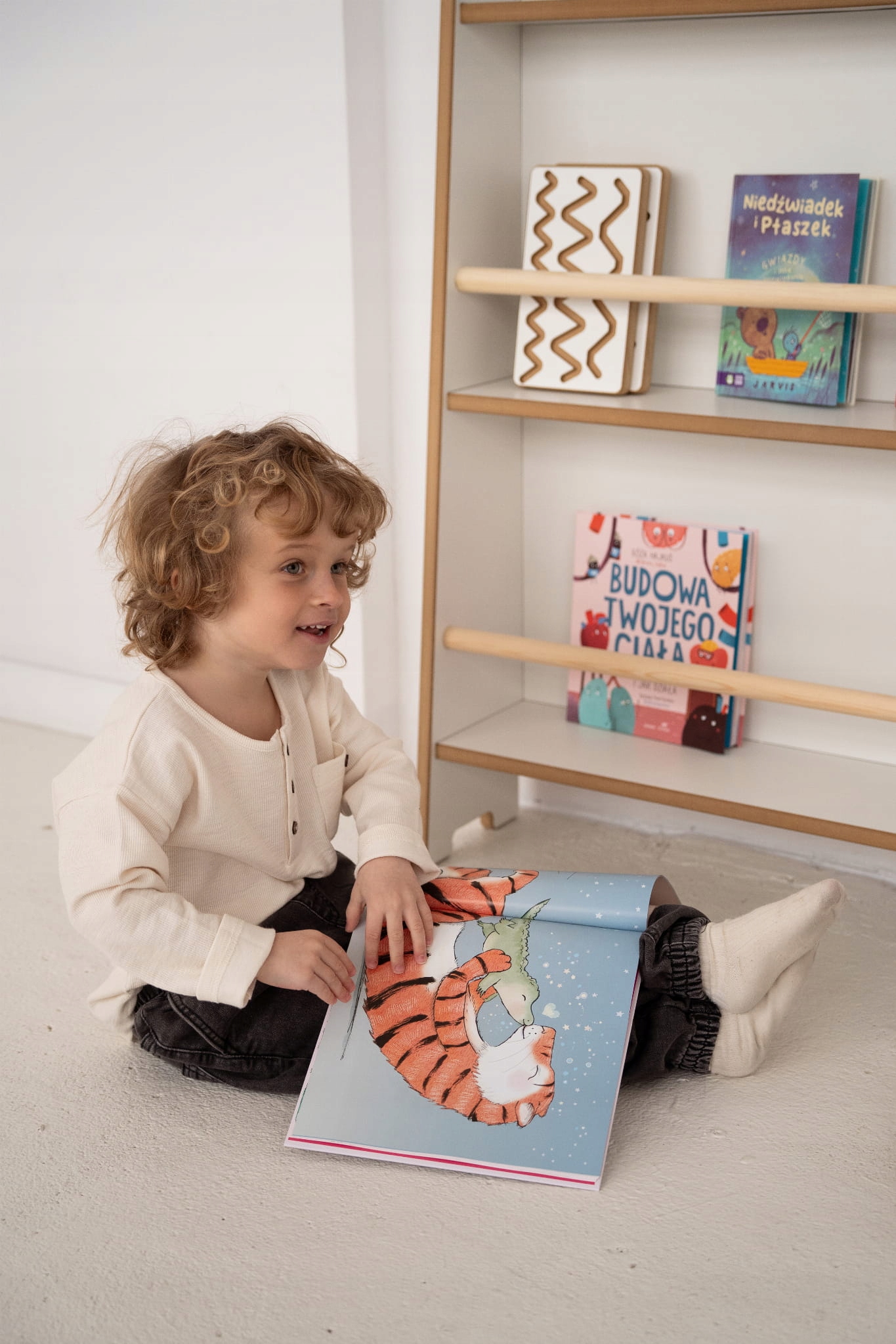 SLIM - wąska biblioteczka do ściany Materiał drewno