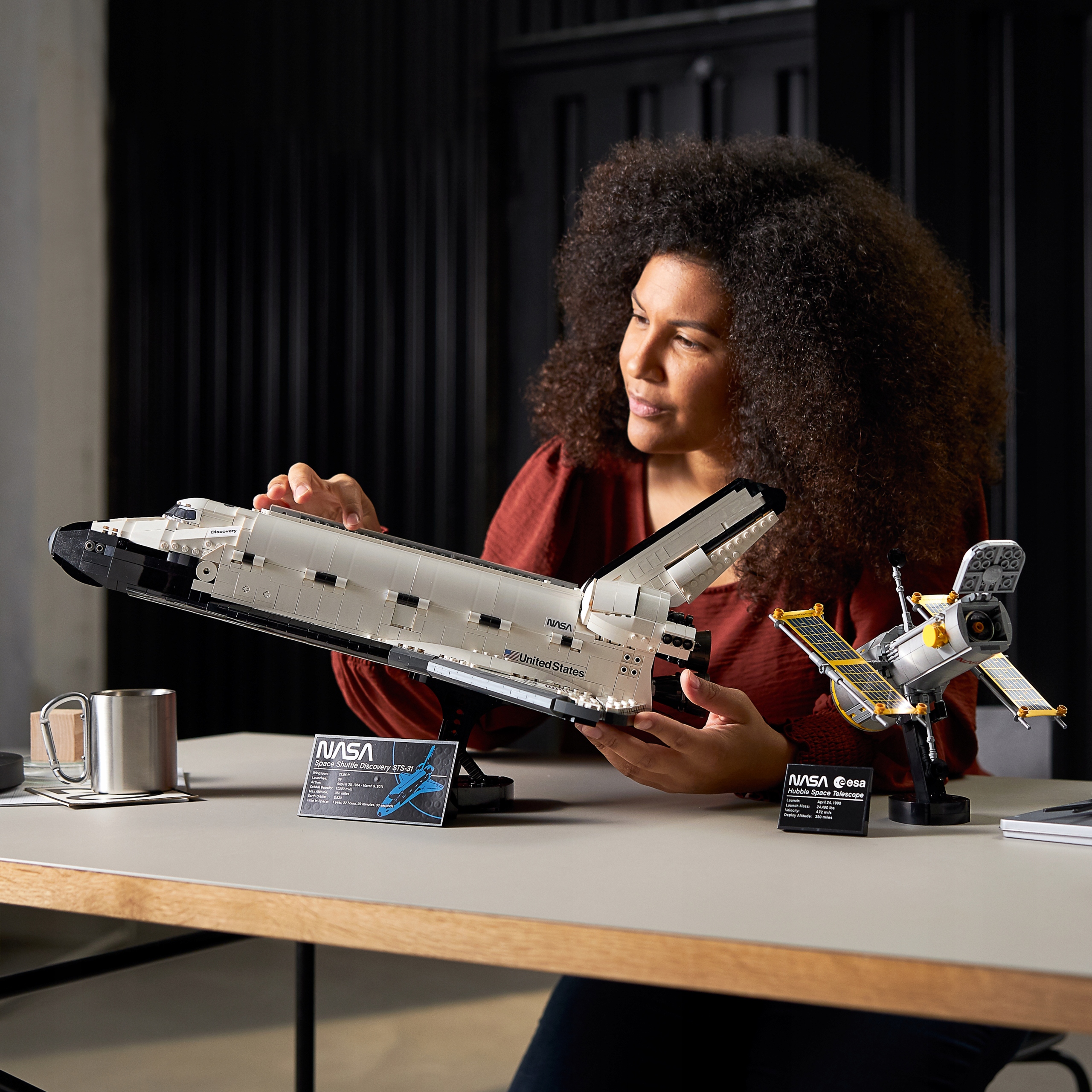 LEGO CREATOR EXPERT WAHADŁOWIEC DISCOVERY 10283 Bohater brak