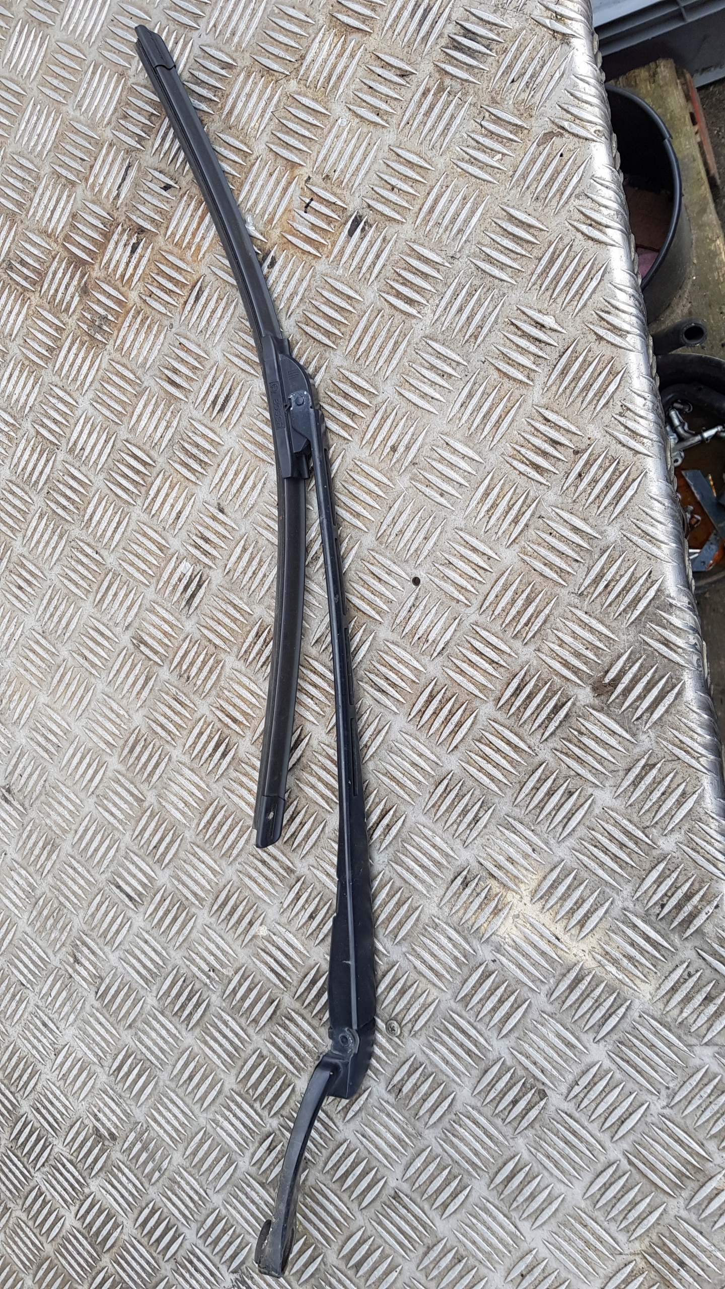 AUDI A4 B6 wiper arm left 8e1955407C