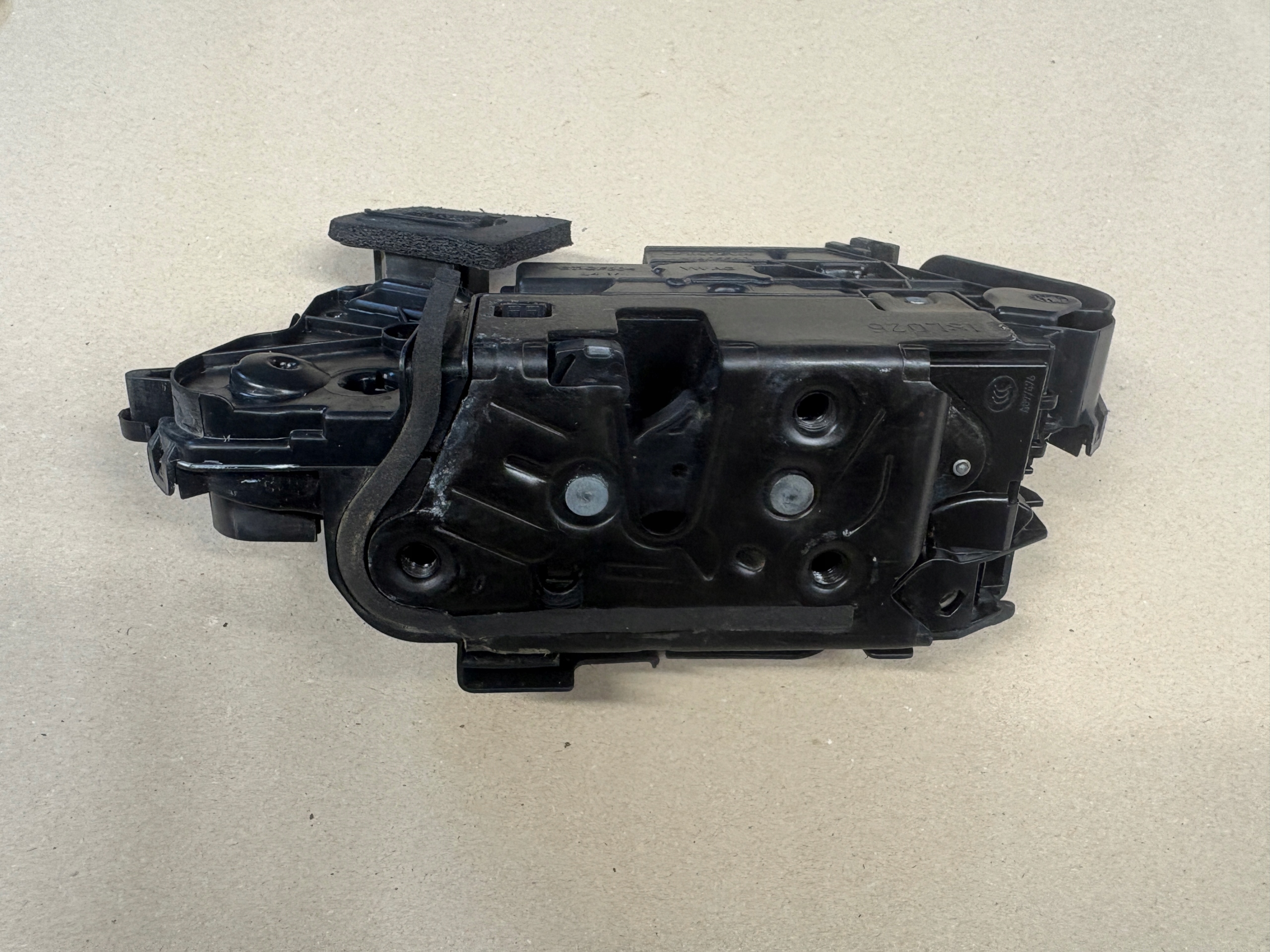 VW PASSAT B8 lock door left front 5NB837815C