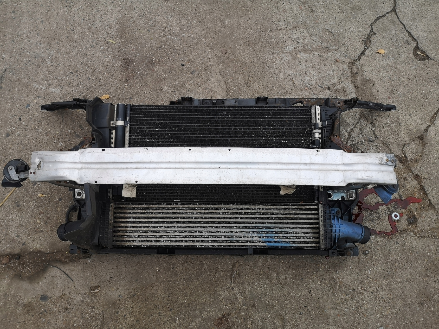 AUDI A4 B8 CHŁODNICE PAS WZMOCNIENIE KOMPLET PRZÓD