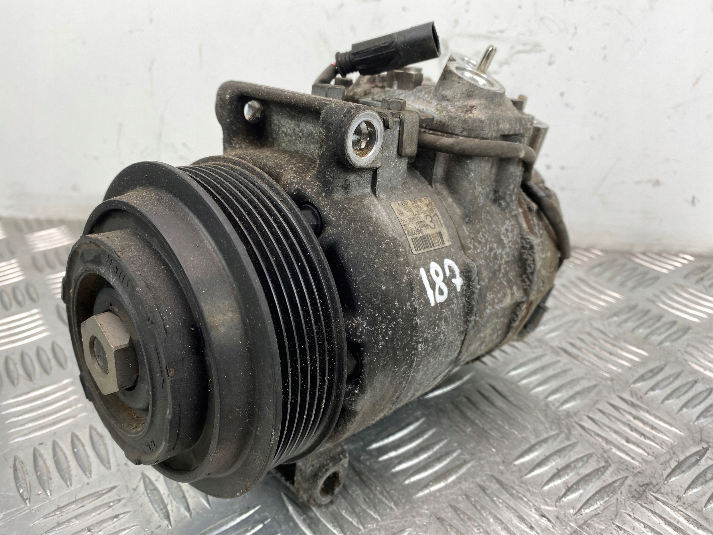 Mercedes E 350 W212 compressor; compressor of the air conditioning A0022303111