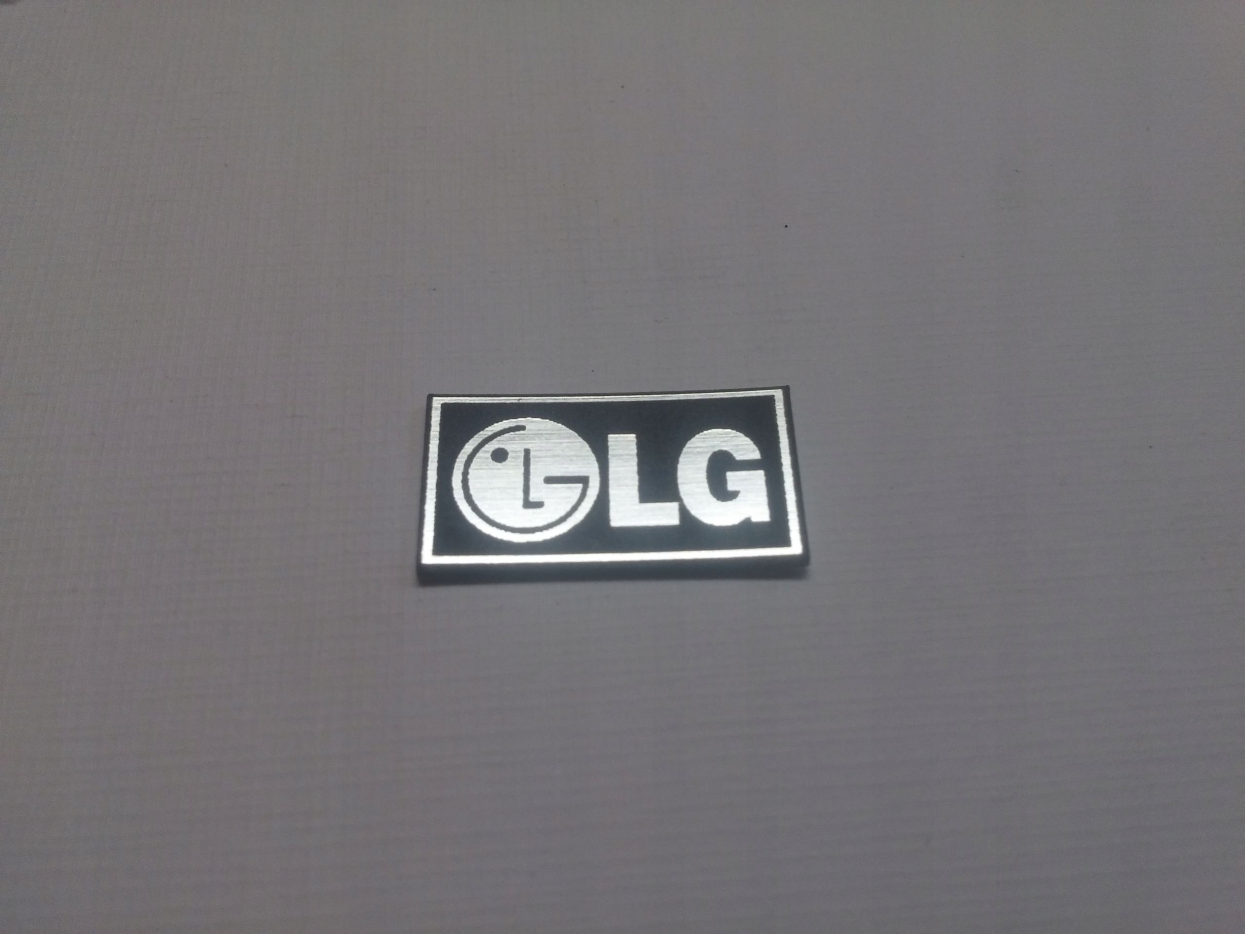 

Lg naklejka emblemat 20 x 9 mm *srebrna