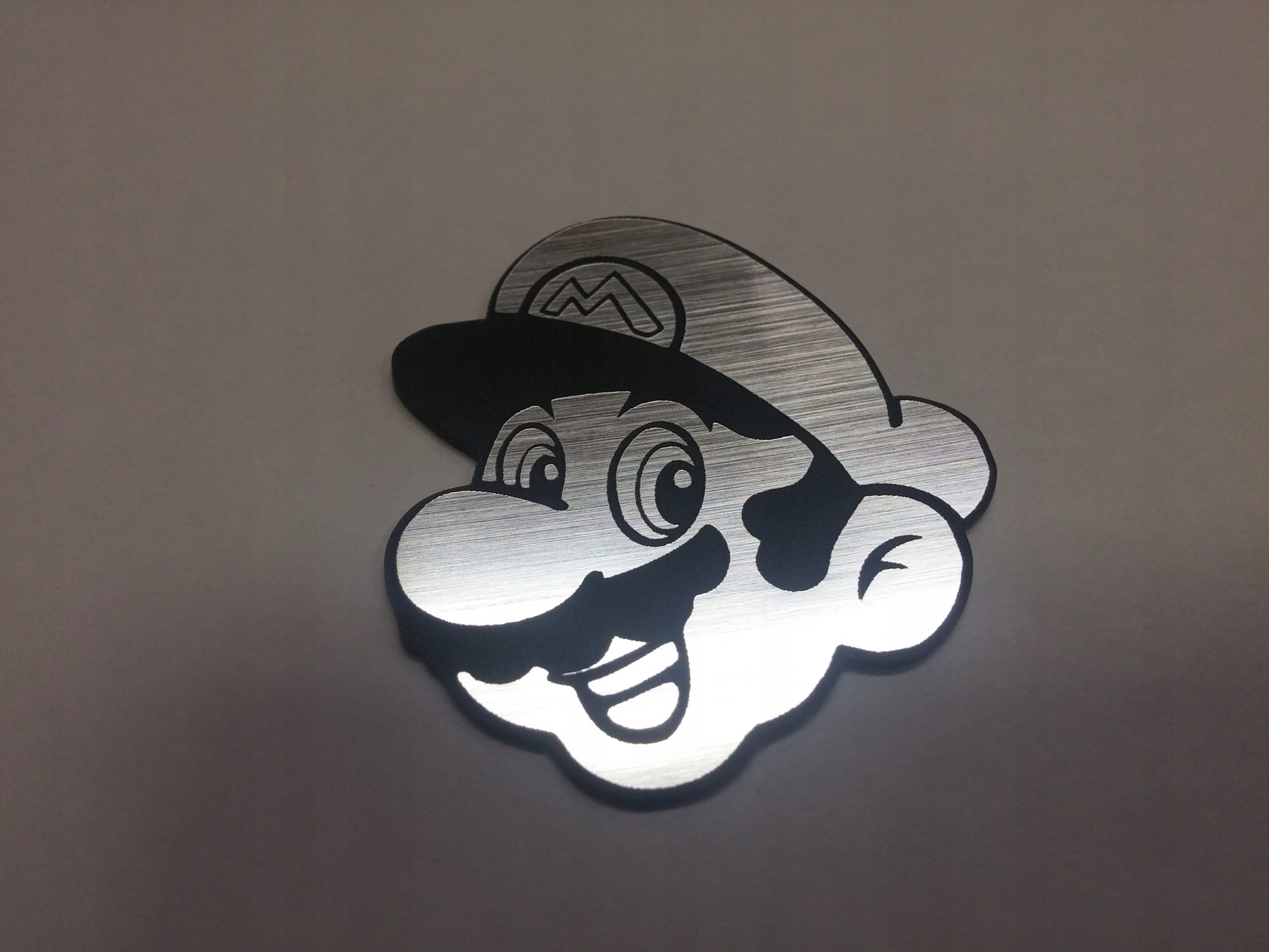 

Mario naklejka emblemat 42 x 46 mm *srebrna