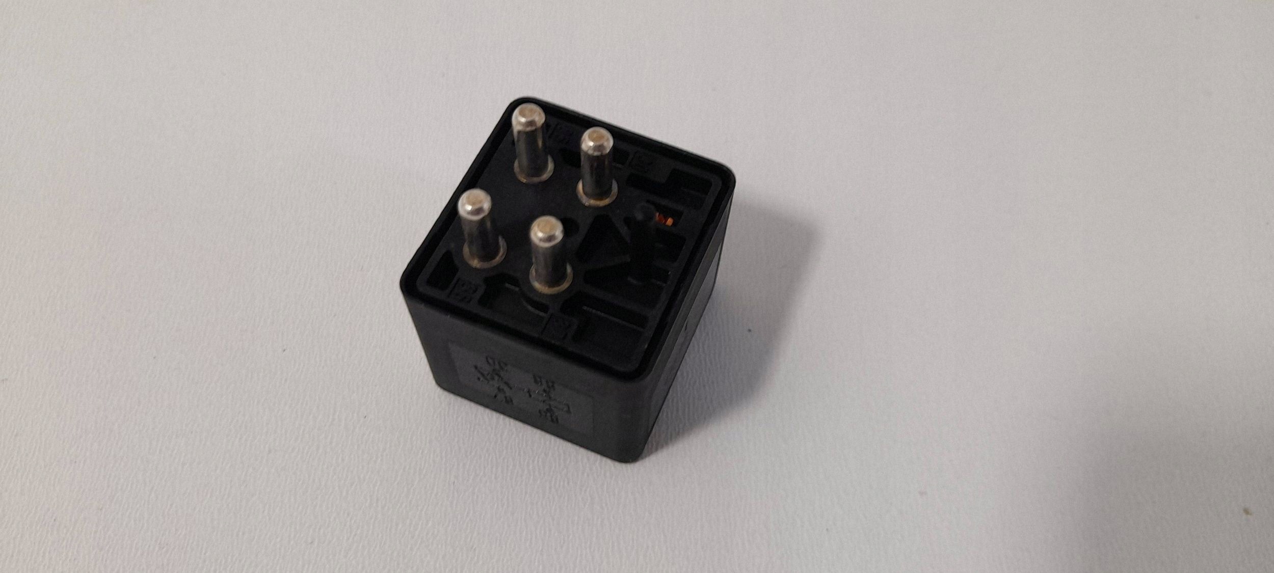 Mercedes-Benz E W124 relay ABS 0332002171 (P390)