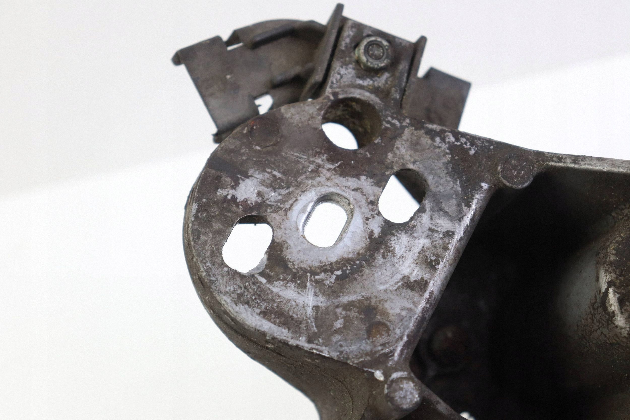 AUDI A4 B6 B7 bracket holder of the engine holder right 8E0199352