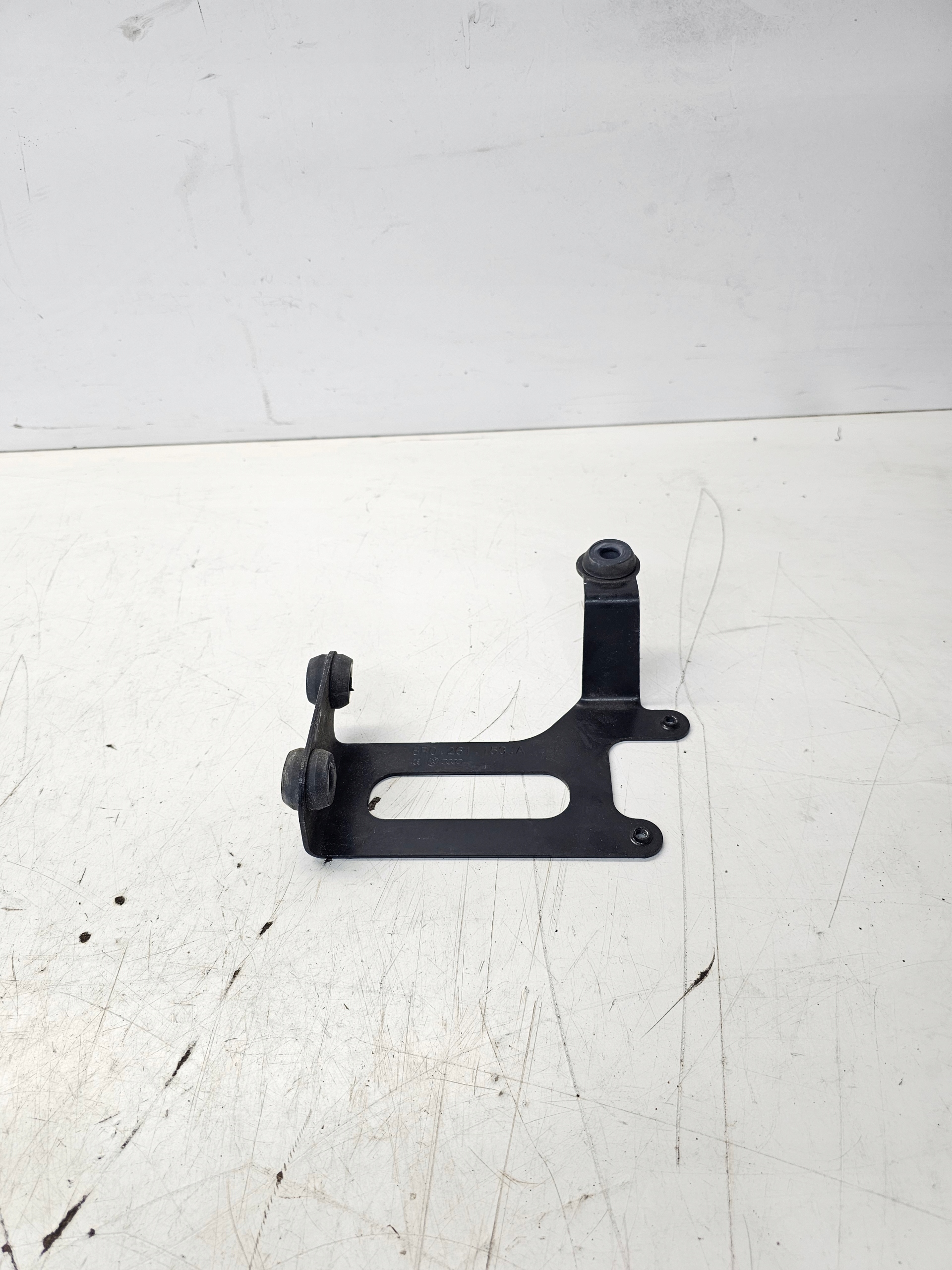 držač POMPY vode AUDI Q5 8R 8R0261153A