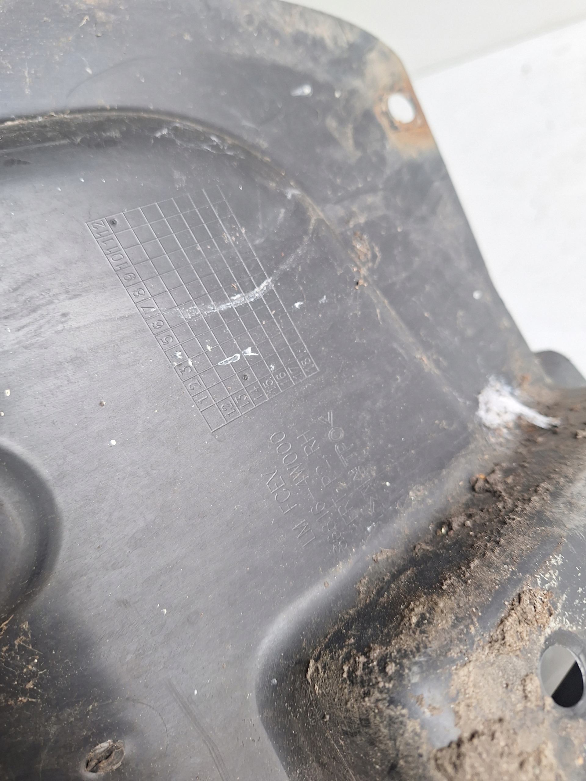 HYUNDAI IX35 09-13 mudguard front right FUEL CELL