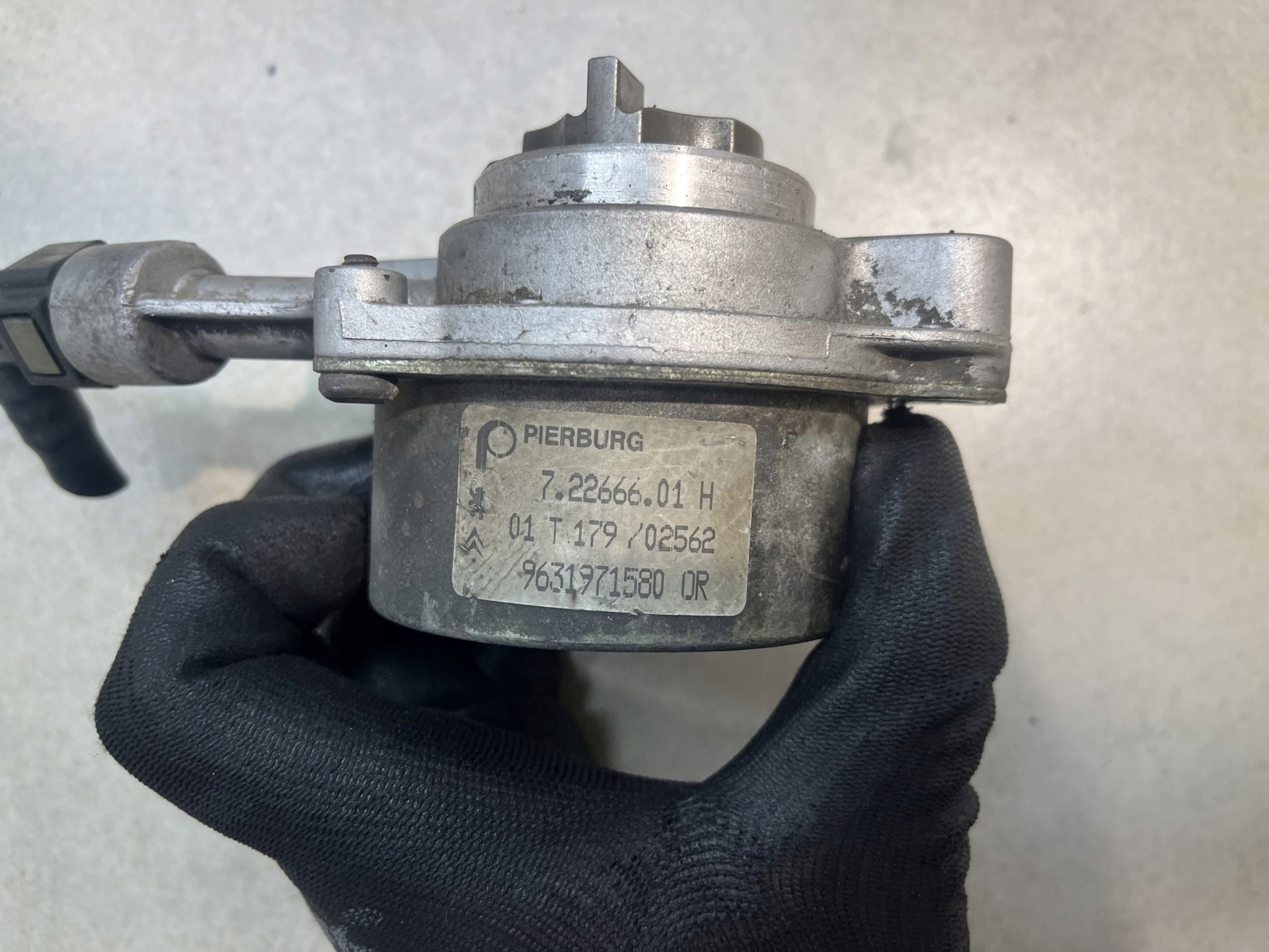 Pompa VACUM CITROEN C5 2.2 HDI 9631971580