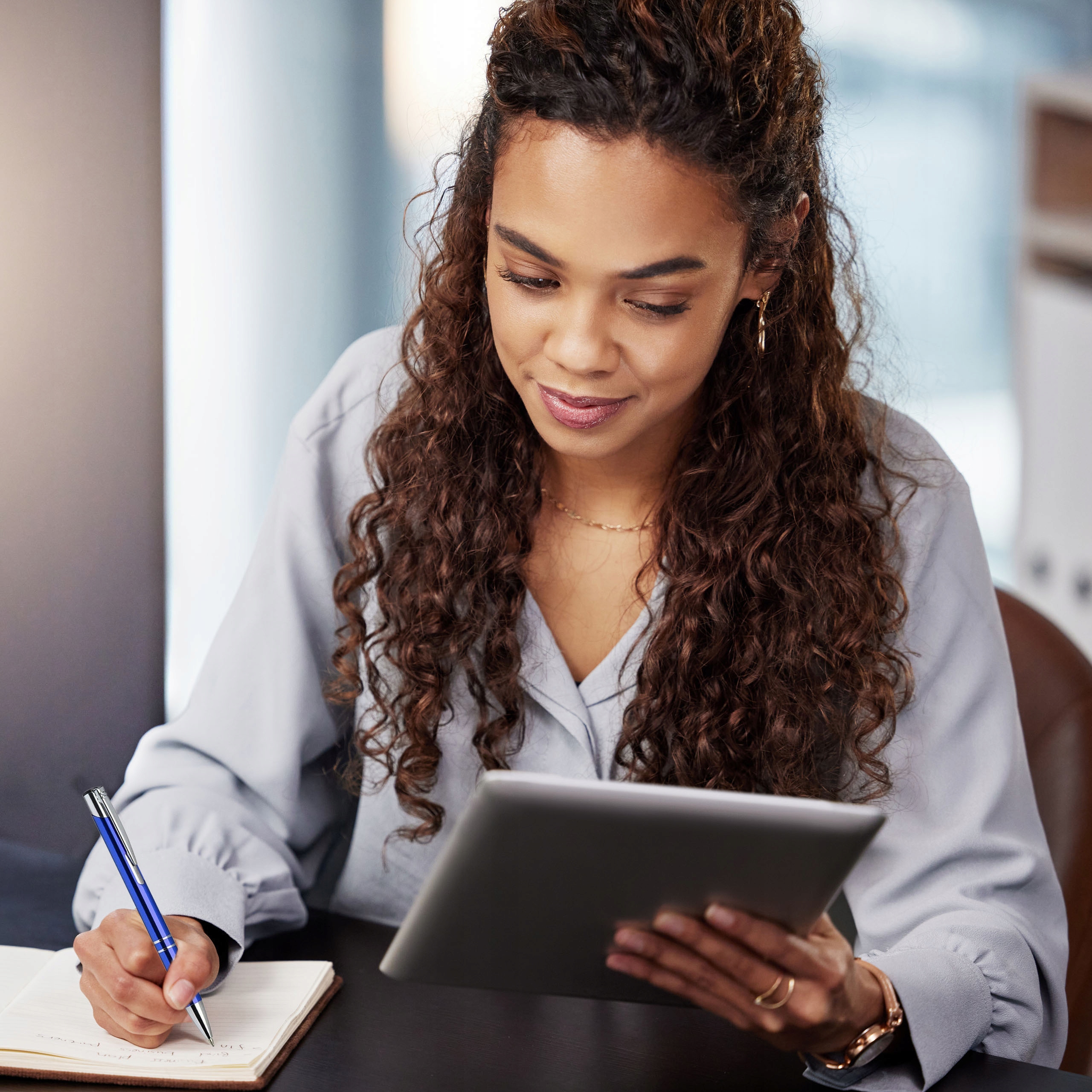 DŁUGOPISY REKLAMOWE METALOWE AUTOMAT NIEBIESKIE 10 SZT NIEBIESKI WKŁAD Kolor Odcienie niebieskiego