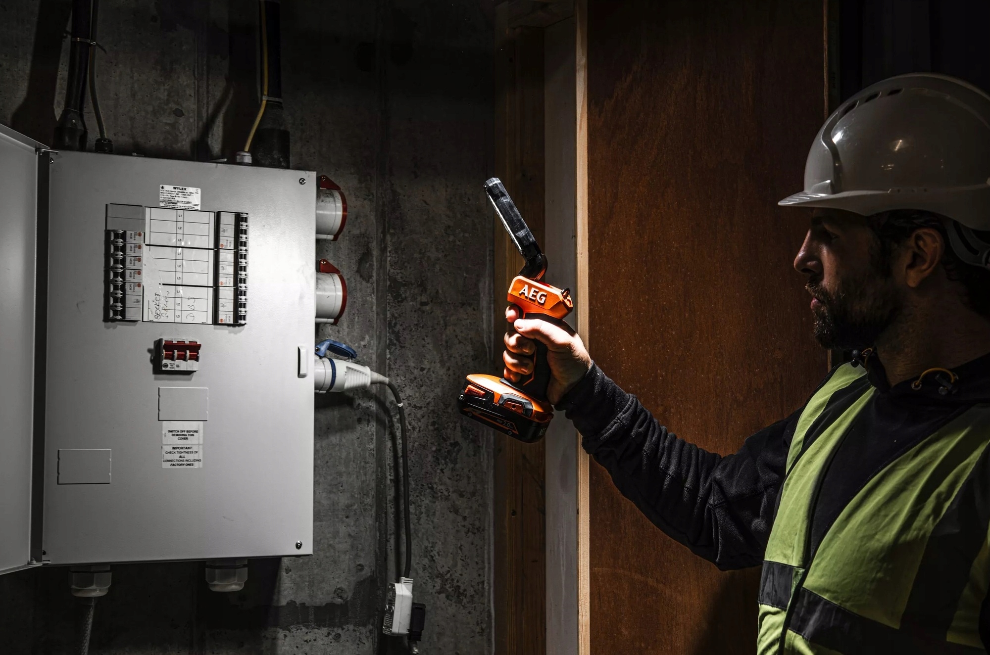 LAMPA WARSZTATOWA GARAŻOWA AEG Powertools 18V BSL 18-0 BODY Kod producenta 4935479666