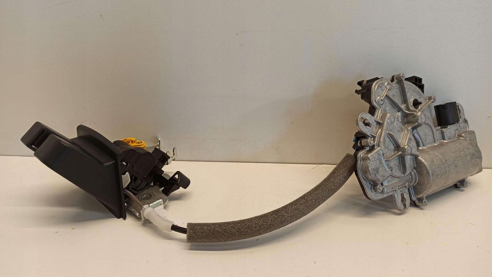 SKODA KODIAQ ZAMEK DOCIĄG KLAPY BAGAŻNIKA 5TA827887C 4M0827506D