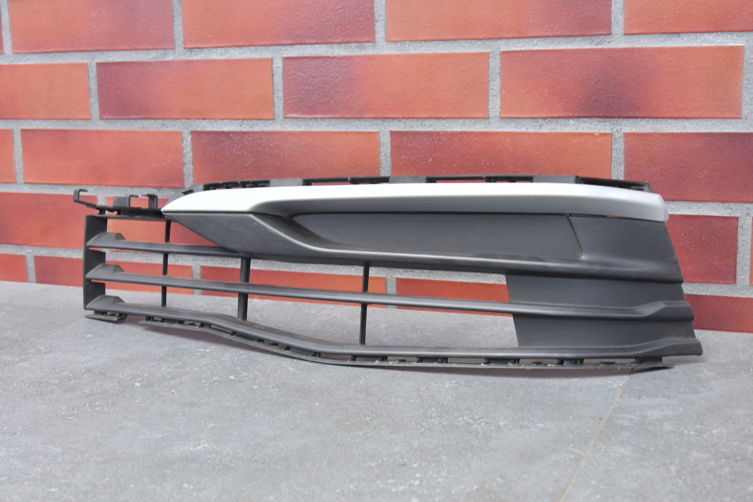 grid of a bumper left bumper BMW 5 G30 G31 7385269