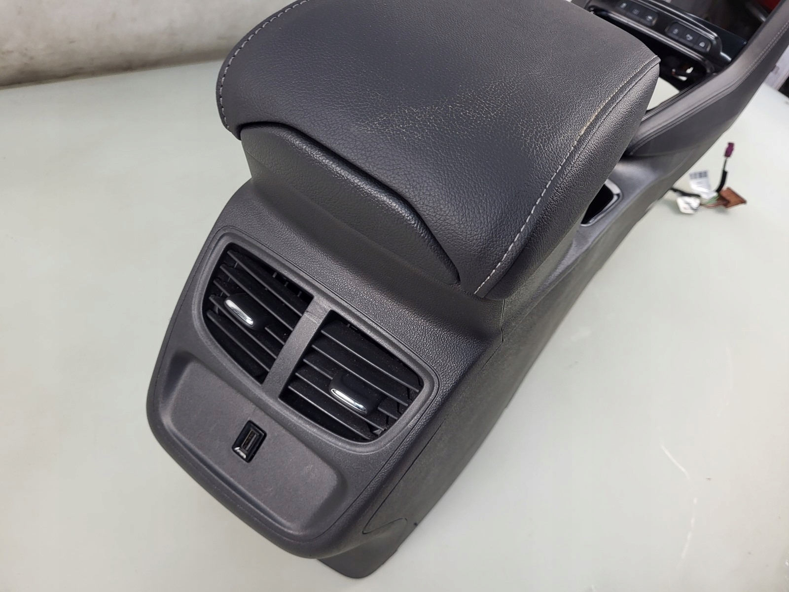 tunel central armrest button OPEL GRANDLAND YP000546YX