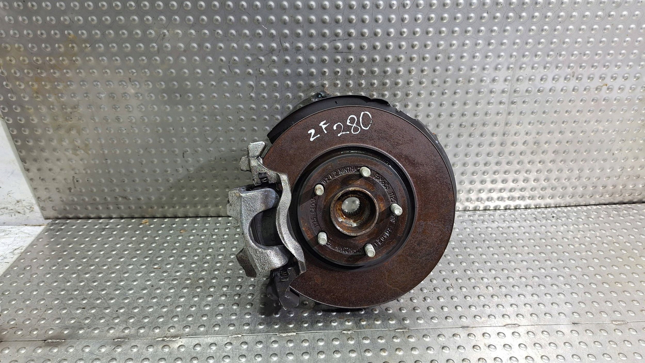 otoč čepu levý předek L1TC-3K171-B1A FORD PUMA MK2