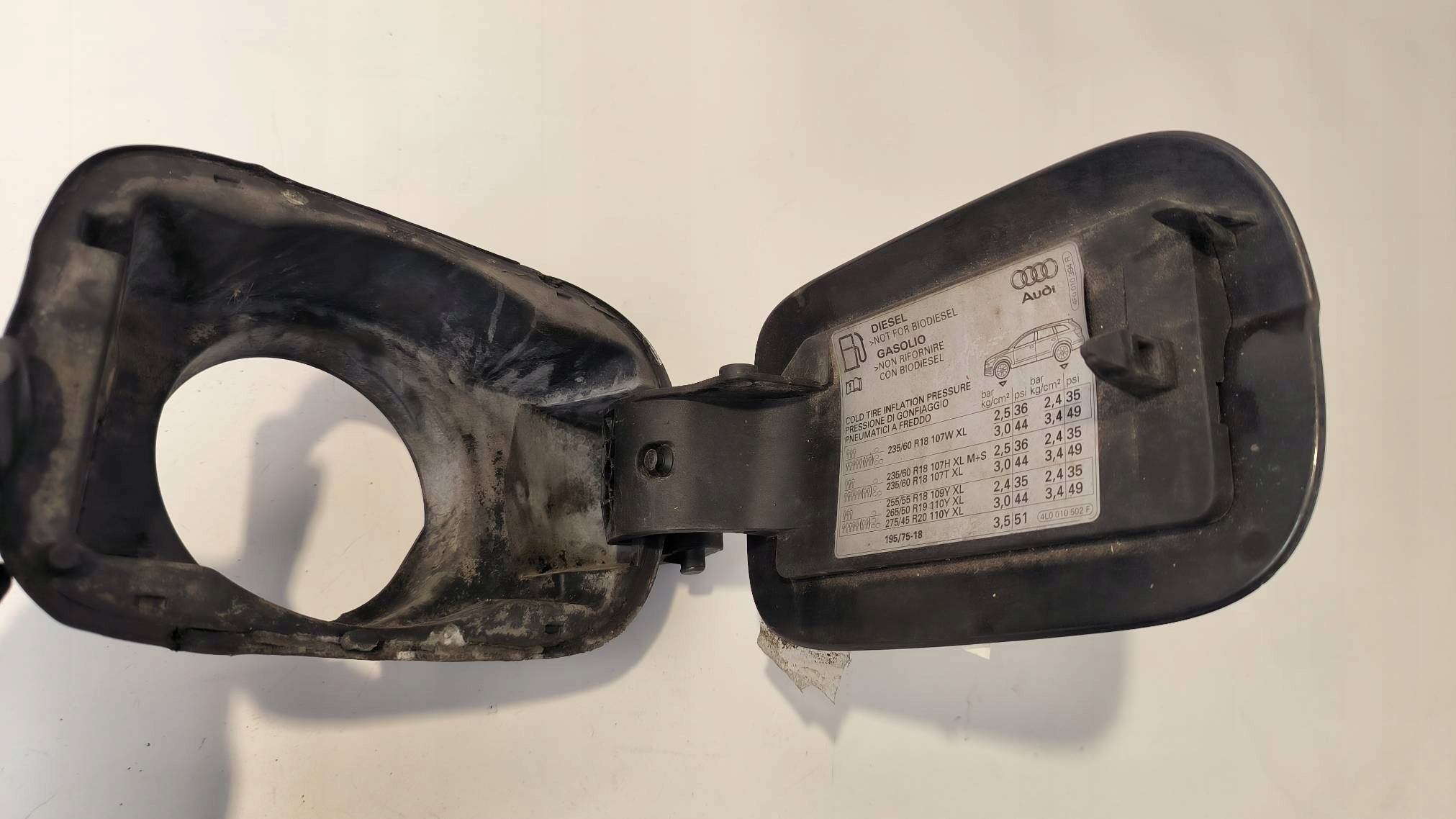 Tankklappe des Kraftstoffsbehälters schwarze 4F0010394 AUDI Q7